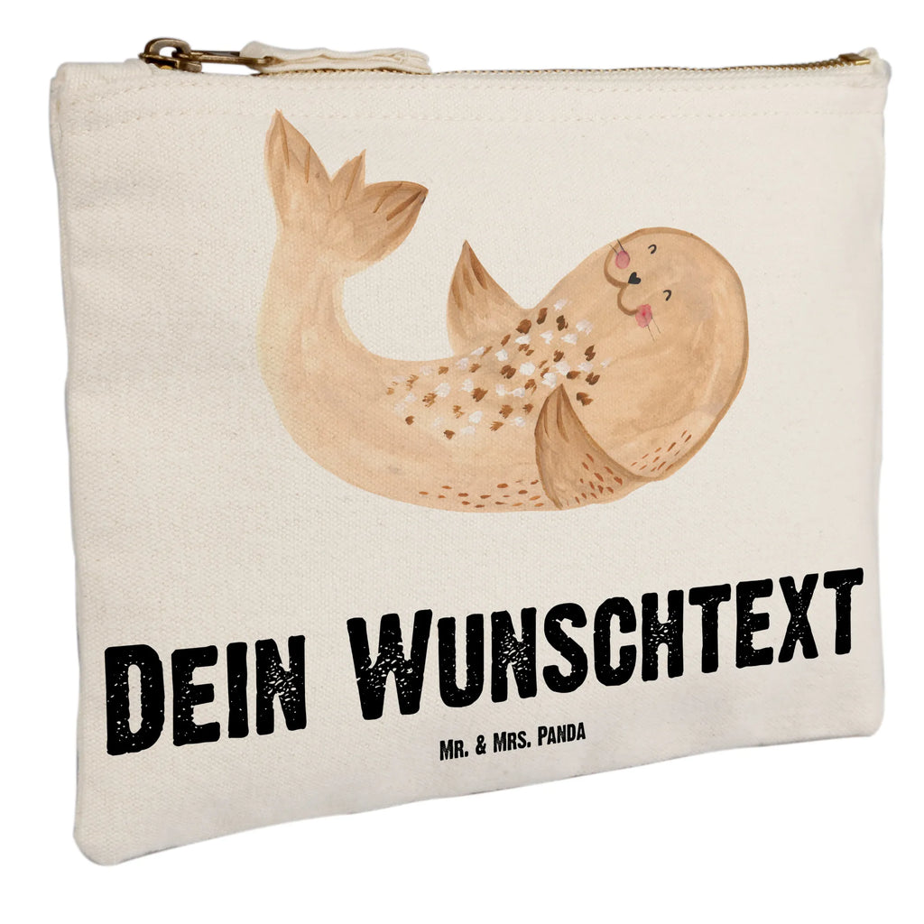 Personalisierte Schminktasche Robbe liegend Personalisierte Schminktasche, Personalisierte Kosmetiktasche, Personalisierter Kosmetikbeutel, Personalisiertes Stiftemäppchen, Personalisiertes Etui, Personalisierte Federmappe, Personalisierte Makeup Bag, Personalisiertes Schminketui, Personalisiertes Kosmetiketui, Personalisiertes Schlamperetui, Schminktasche mit Namen, Kosmetiktasche mit Namen, Kosmetikbeutel mit Namen, Stiftemäppchen mit Namen, Etui mit Namen, Federmappe mit Namen, Makeup Bg mit Namen, Schminketui mit Namen, Kosmetiketui mit Namen, Schlamperetui mit Namen, Schminktasche personalisieren, Schminktasche bedrucken, Schminktasche selbst gestalten, Tiermotive, Gute Laune, lustige Sprüche, Tiere, Robbe, Robben, Seehund, Strand, Meerestier, Ostsee, Nordsee, Lachen, Freude