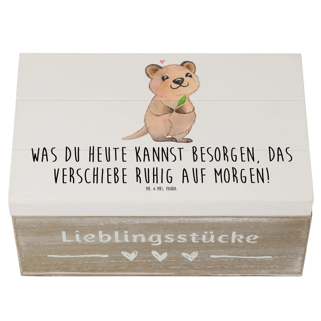 Holzkiste Quokka Happy Holzkiste, Kiste, Schatzkiste, Truhe, Schatulle, XXL, Erinnerungsbox, Erinnerungskiste, Dekokiste, Aufbewahrungsbox, Geschenkbox, Geschenkdose, Tiermotive, Gute Laune, lustige Sprüche, Tiere, Quokka, Verschieben, Aufschieberitis, Lustiger Spruch, Niedliches Tier, Dinge erledigen