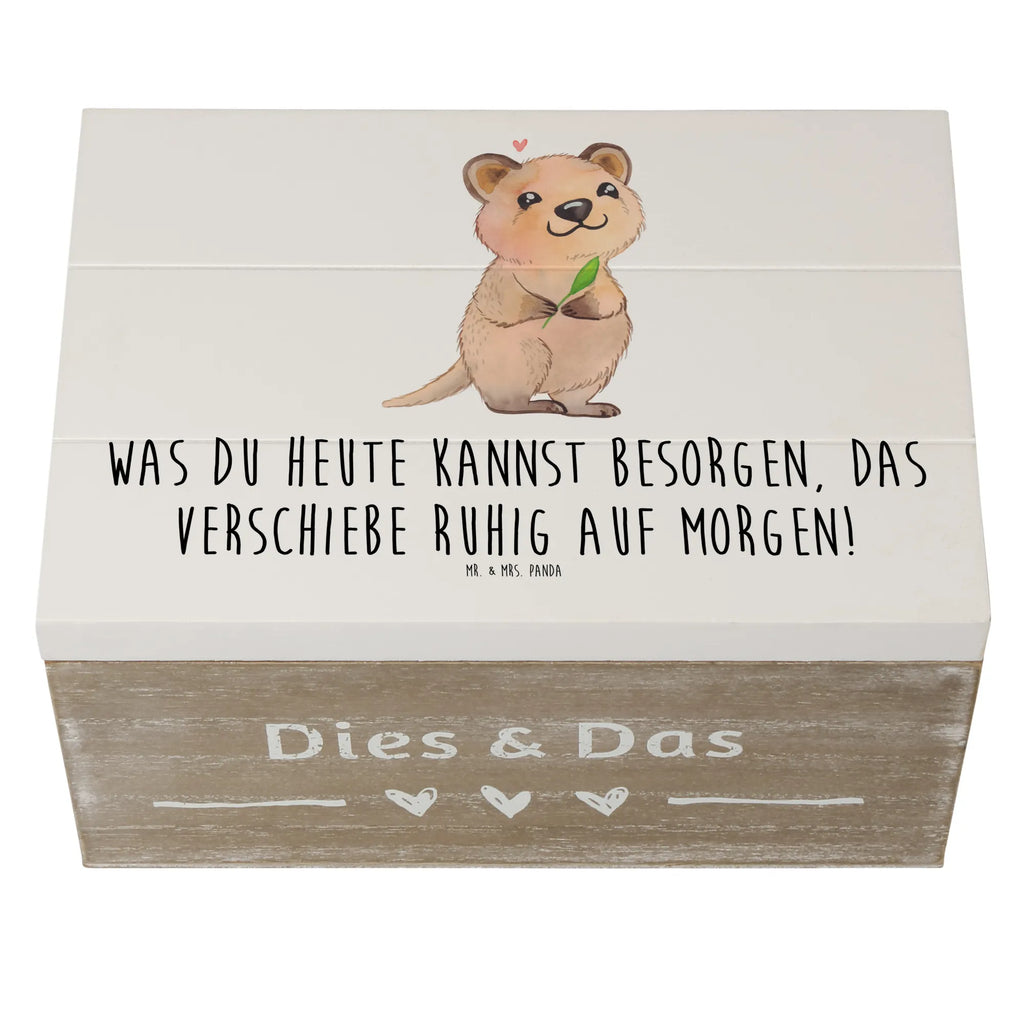 Holzkiste Quokka Happy Holzkiste, Kiste, Schatzkiste, Truhe, Schatulle, XXL, Erinnerungsbox, Erinnerungskiste, Dekokiste, Aufbewahrungsbox, Geschenkbox, Geschenkdose, Tiermotive, Gute Laune, lustige Sprüche, Tiere, Quokka, Verschieben, Aufschieberitis, Lustiger Spruch, Niedliches Tier, Dinge erledigen