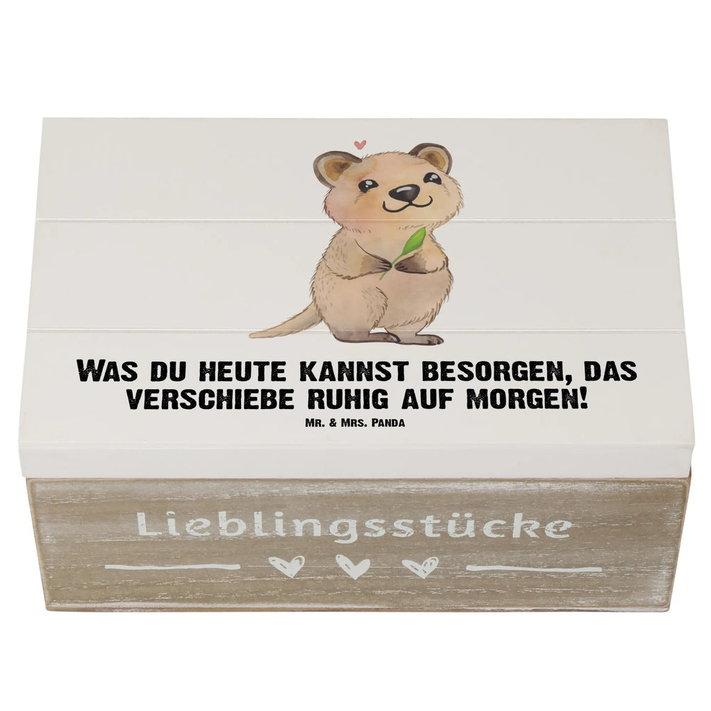 Personalisierte Holzkiste Quokka Happy Holzkiste mit Namen, Kiste mit Namen, Schatzkiste mit Namen, Truhe mit Namen, Schatulle mit Namen, Erinnerungsbox mit Namen, Erinnerungskiste, mit Namen, Dekokiste mit Namen, Aufbewahrungsbox mit Namen, Holzkiste Personalisiert, Kiste Personalisiert, Schatzkiste Personalisiert, Truhe Personalisiert, Schatulle Personalisiert, Erinnerungsbox Personalisiert, Erinnerungskiste Personalisiert, Dekokiste Personalisiert, Aufbewahrungsbox Personalisiert, Geschenkbox personalisiert, GEschenkdose personalisiert, Tiermotive, Gute Laune, lustige Sprüche, Tiere, Quokka, Verschieben, Aufschieberitis, Lustiger Spruch, Niedliches Tier, Dinge erledigen