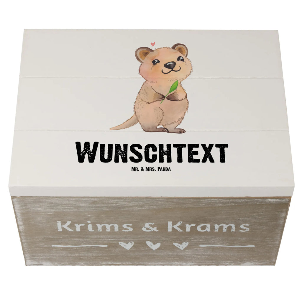 Personalisierte Holzkiste Quokka Happy Holzkiste mit Namen, Kiste mit Namen, Schatzkiste mit Namen, Truhe mit Namen, Schatulle mit Namen, Erinnerungsbox mit Namen, Erinnerungskiste, mit Namen, Dekokiste mit Namen, Aufbewahrungsbox mit Namen, Holzkiste Personalisiert, Kiste Personalisiert, Schatzkiste Personalisiert, Truhe Personalisiert, Schatulle Personalisiert, Erinnerungsbox Personalisiert, Erinnerungskiste Personalisiert, Dekokiste Personalisiert, Aufbewahrungsbox Personalisiert, Geschenkbox personalisiert, GEschenkdose personalisiert, Tiermotive, Gute Laune, lustige Sprüche, Tiere, Quokka, Verschieben, Aufschieberitis, Lustiger Spruch, Niedliches Tier, Dinge erledigen