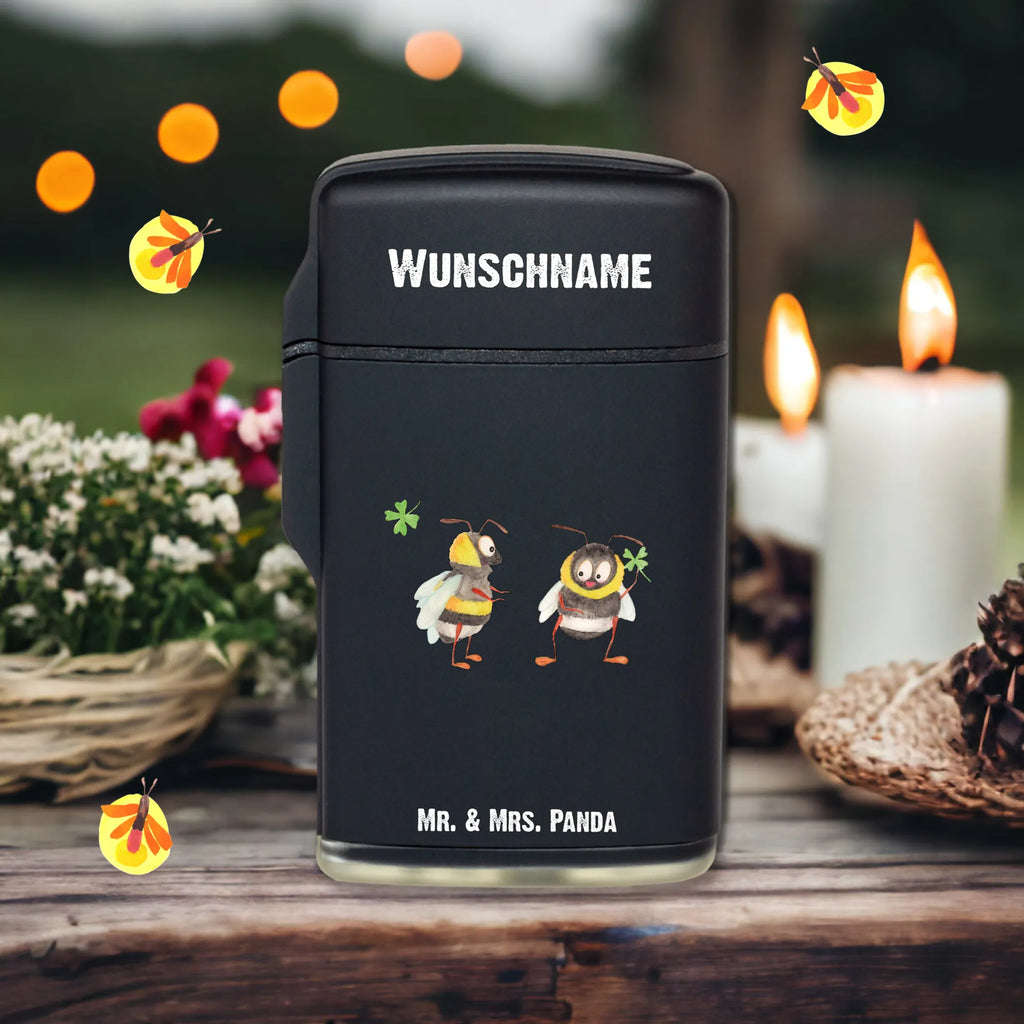 Personalisiertes Feuerzeug Bienen Paar Personalisiertes Feuerzeug, Personalisiertes Gas-Feuerzeug, Personalisiertes Sturmfeuerzeug, Feuerzeug bedrucken, Feuerzeug personalisiert, Feuerzeug personalisieren, Feuerzeug selbst gestalten, Feuerzeug Geschenkidee, Feuerzeug als Geschenk, Geschenk Feuerzeug, Feuerzeug Geschenk, Feuerzeug mit Name, Feuerzeug mit Namen, Besonderes Feuerzeug, Liebe, Partner, Freund, Freundin, Ehemann, Ehefrau, Heiraten, Verlobung, Heiratsantrag, Liebesgeschenk, Jahrestag, Hocheitstag, Valentinstag, Geschenk für Frauen, Hochzeitstag, Mitbringsel, Geschenk für Freundin, Geschenk für Partner, Liebesbeweis, für Männer, für Ehemann, Schildkröten, verliebte Schildkröten