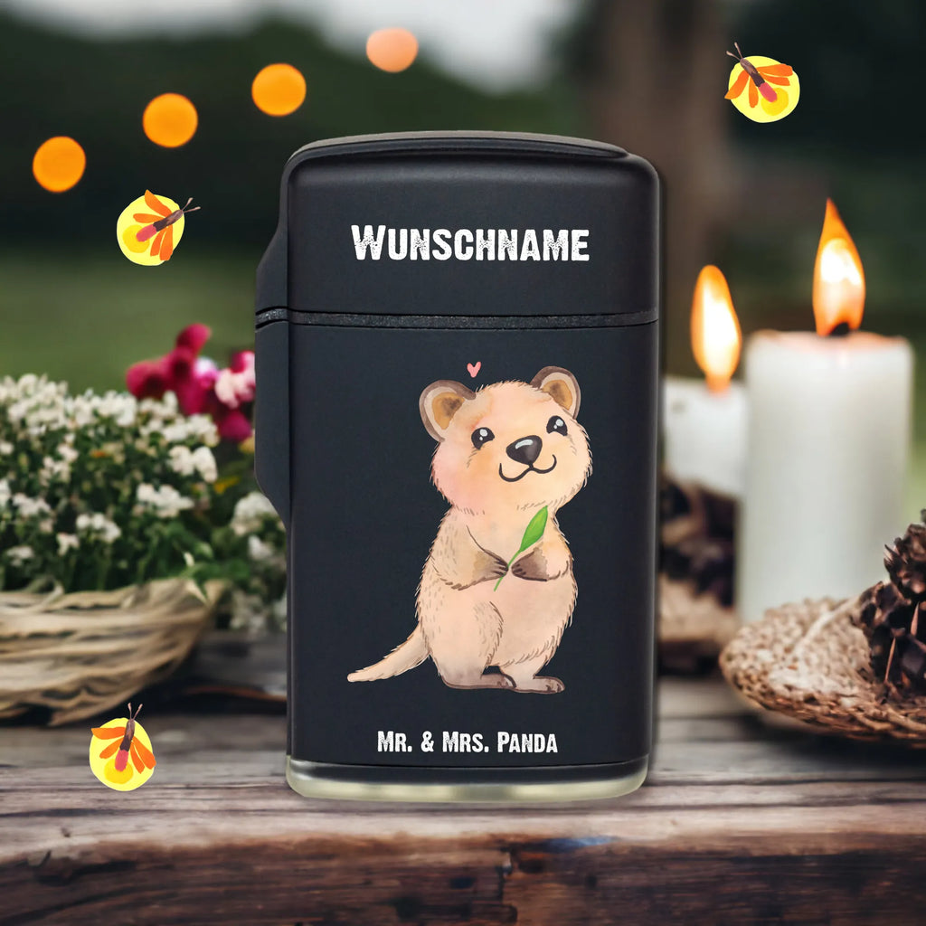 Personalisiertes Feuerzeug Quokka Happy Personalisiertes Feuerzeug, Personalisiertes Gas-Feuerzeug, Personalisiertes Sturmfeuerzeug, Feuerzeug bedrucken, Feuerzeug personalisiert, Feuerzeug personalisieren, Feuerzeug selbst gestalten, Feuerzeug Geschenkidee, Feuerzeug als Geschenk, Geschenk Feuerzeug, Feuerzeug Geschenk, Feuerzeug mit Name, Feuerzeug mit Namen, Besonderes Feuerzeug, Tiermotive, Gute Laune, lustige Sprüche, Tiere, Quokka, Verschieben, Aufschieberitis, Lustiger Spruch, Niedliches Tier, Dinge erledigen