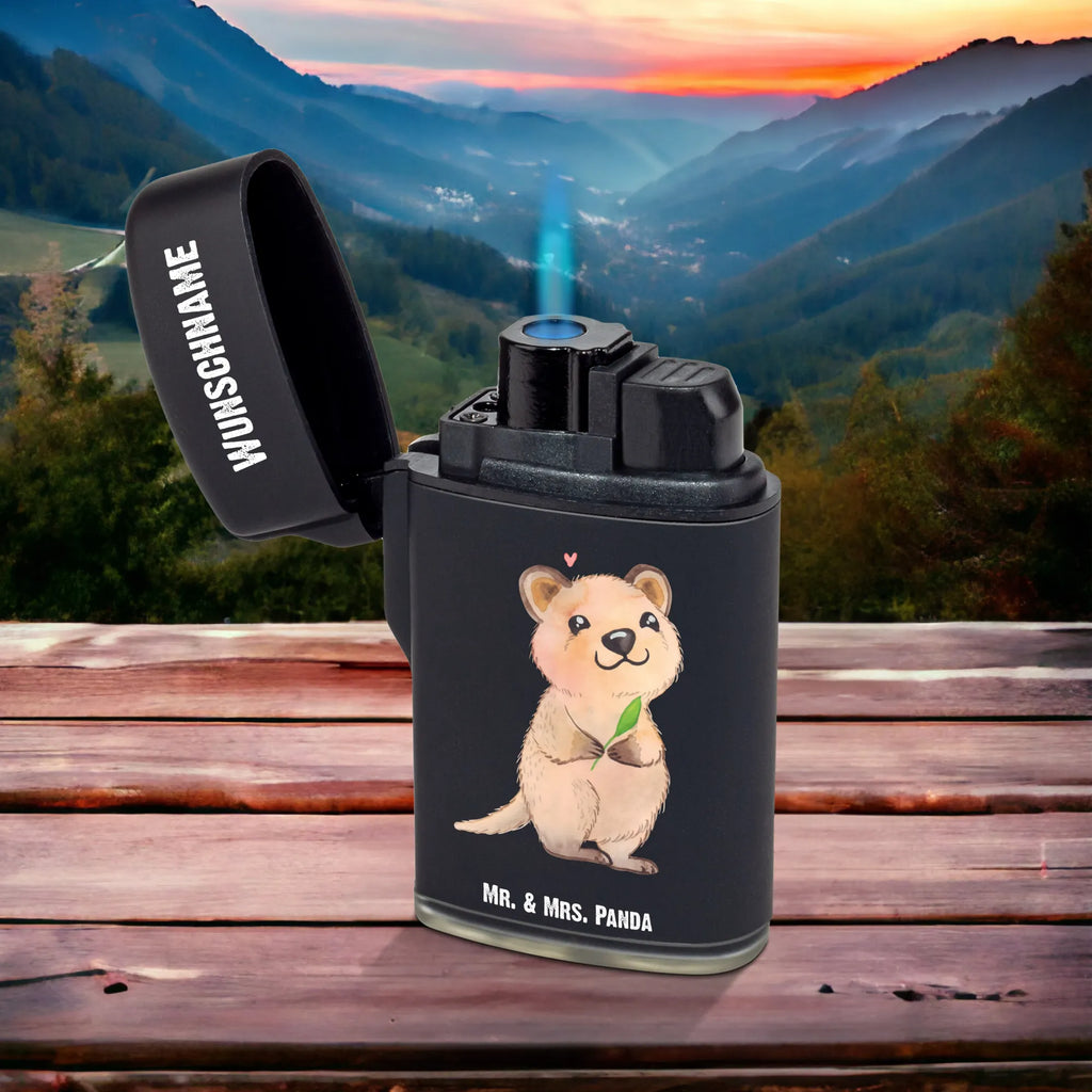 Personalisiertes Feuerzeug Quokka Happy Personalisiertes Feuerzeug, Personalisiertes Gas-Feuerzeug, Personalisiertes Sturmfeuerzeug, Feuerzeug bedrucken, Feuerzeug personalisiert, Feuerzeug personalisieren, Feuerzeug selbst gestalten, Feuerzeug Geschenkidee, Feuerzeug als Geschenk, Geschenk Feuerzeug, Feuerzeug Geschenk, Feuerzeug mit Name, Feuerzeug mit Namen, Besonderes Feuerzeug, Tiermotive, Gute Laune, lustige Sprüche, Tiere, Quokka, Verschieben, Aufschieberitis, Lustiger Spruch, Niedliches Tier, Dinge erledigen