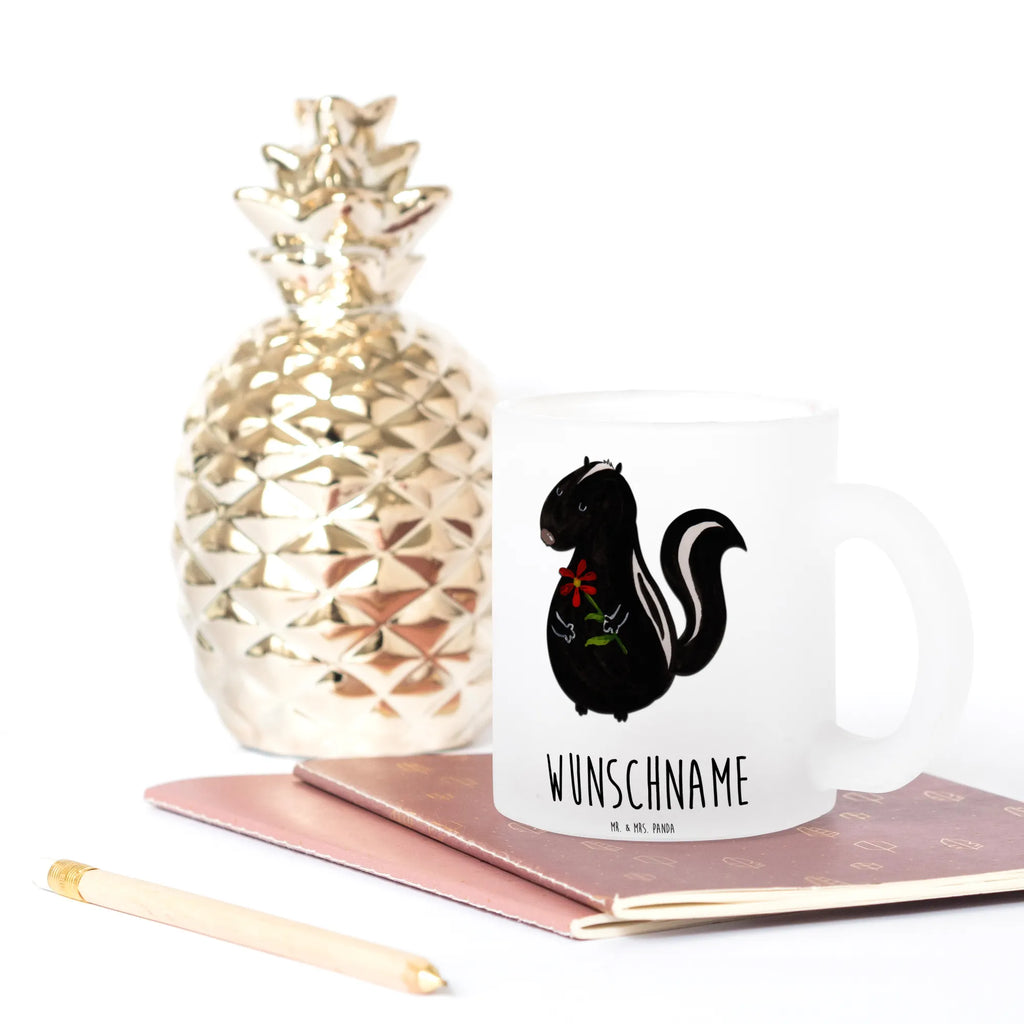 Personalisierte Teetasse Stinktier Blume Personalisierte Teetasse, Personalisiertes Teeglas, Personalisierter Teebecher, Personalisierte Glas Teetasse, Personalisierte Teetasse aus Glas, Teetasse mit Namen, Teeglas mit Namen, Teebecher mit Namen, Glas Teetasse mit Namen, Teetasse aus Glas mit Namen, Teetasse Wunschname, Teetasse selbst gestalten., Stinktier, Skunk, Wildtier, Raubtier, Stinker, Stinki, Tagträumer, verträumt, Dreams, Träume