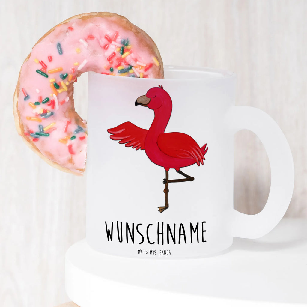 Personalisierte Teetasse Flamingo Yoga Personalisierte Teetasse, Personalisiertes Teeglas, Personalisierter Teebecher, Personalisierte Glas Teetasse, Personalisierte Teetasse aus Glas, Teetasse mit Namen, Teeglas mit Namen, Teebecher mit Namen, Glas Teetasse mit Namen, Teetasse aus Glas mit Namen, Teetasse Wunschname, Teetasse selbst gestalten., Flamingo, Vogel, Yoga, Namaste, Achtsamkeit, Yoga-Übung, Entspannung, Ärger, Aufregen, Tiefenentspannung