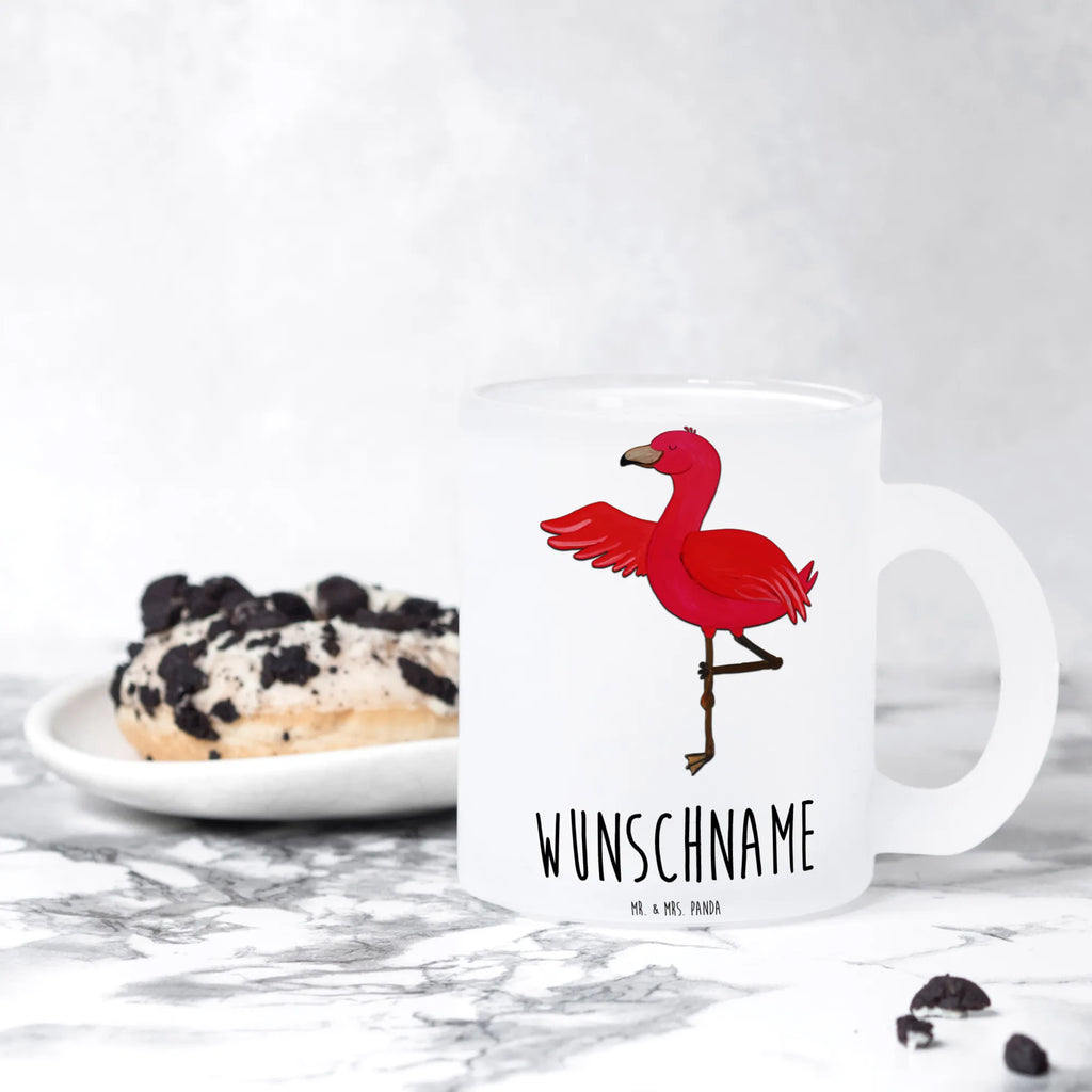 Personalisierte Teetasse Flamingo Yoga Personalisierte Teetasse, Personalisiertes Teeglas, Personalisierter Teebecher, Personalisierte Glas Teetasse, Personalisierte Teetasse aus Glas, Teetasse mit Namen, Teeglas mit Namen, Teebecher mit Namen, Glas Teetasse mit Namen, Teetasse aus Glas mit Namen, Teetasse Wunschname, Teetasse selbst gestalten., Flamingo, Vogel, Yoga, Namaste, Achtsamkeit, Yoga-Übung, Entspannung, Ärger, Aufregen, Tiefenentspannung