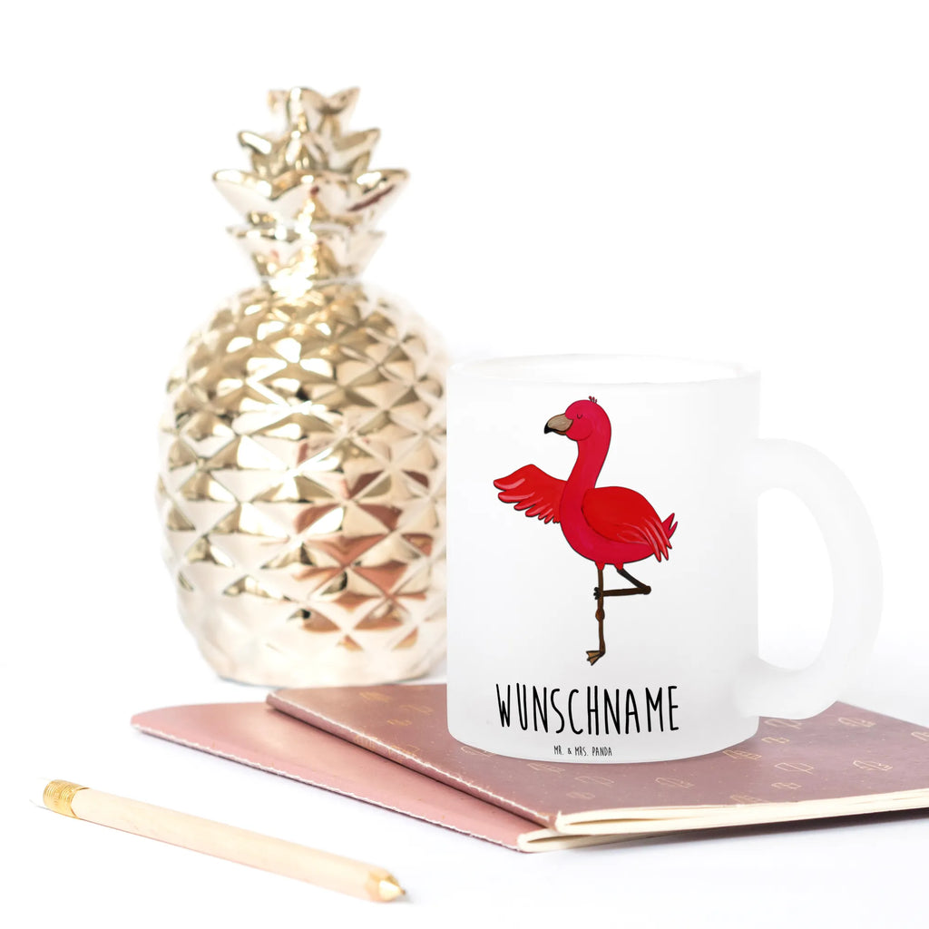 Personalisierte Teetasse Flamingo Yoga Personalisierte Teetasse, Personalisiertes Teeglas, Personalisierter Teebecher, Personalisierte Glas Teetasse, Personalisierte Teetasse aus Glas, Teetasse mit Namen, Teeglas mit Namen, Teebecher mit Namen, Glas Teetasse mit Namen, Teetasse aus Glas mit Namen, Teetasse Wunschname, Teetasse selbst gestalten., Flamingo, Vogel, Yoga, Namaste, Achtsamkeit, Yoga-Übung, Entspannung, Ärger, Aufregen, Tiefenentspannung