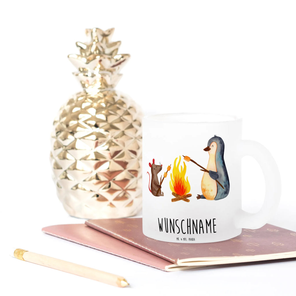 Personalisierte Teetasse Pinguin Lagerfeuer Personalisierte Teetasse, Personalisiertes Teeglas, Personalisierter Teebecher, Personalisierte Glas Teetasse, Personalisierte Teetasse aus Glas, Teetasse mit Namen, Teeglas mit Namen, Teebecher mit Namen, Glas Teetasse mit Namen, Teetasse aus Glas mit Namen, Teetasse Wunschname, Teetasse selbst gestalten., Pinguin, Maus, Pinguine, Lagerfeuer, Leben, Arbeit, Job, Motivation, Büro, Büroalltag, Lebensspruch, Lebensmotivation, Neustart, Liebe, grillen, Feuer, Marshmallows