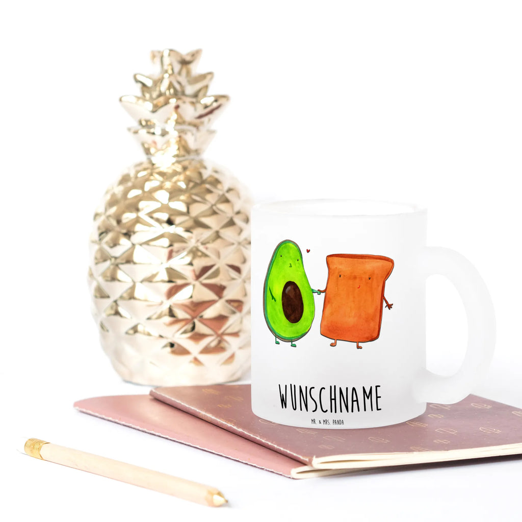 Personalisierte Teetasse Avocado + Toast Personalisierte Teetasse, Personalisiertes Teeglas, Personalisierter Teebecher, Personalisierte Glas Teetasse, Personalisierte Teetasse aus Glas, Teetasse mit Namen, Teeglas mit Namen, Teebecher mit Namen, Glas Teetasse mit Namen, Teetasse aus Glas mit Namen, Teetasse Wunschname, Teetasse selbst gestalten., Avocado, Veggie, Vegan, Gesund, Toast, Toastbrot, Liebespaar, Pärchen, Freund, Freundin, Verlobt, Verlobungsparty, Hochzeit, Hochzeitsgeschenk, Jahrestag, Jahrestagsgeschenk