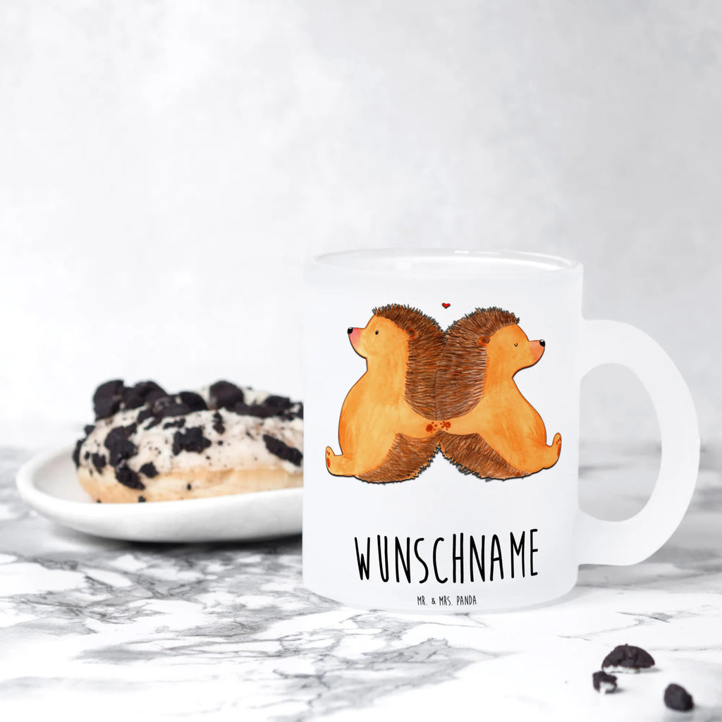 Personalisierte Teetasse Igel händchenhaltend Personalisierte Teetasse, Personalisiertes Teeglas, Personalisierter Teebecher, Personalisierte Glas Teetasse, Personalisierte Teetasse aus Glas, Teetasse mit Namen, Teeglas mit Namen, Teebecher mit Namen, Glas Teetasse mit Namen, Teetasse aus Glas mit Namen, Teetasse Wunschname, Teetasse selbst gestalten., Liebe, Partner, Freund, Freundin, Ehemann, Ehefrau, Heiraten, Verlobung, Heiratsantrag, Liebesgeschenk, Jahrestag, Hocheitstag, Igel, Igelliebe, Hand in Hand, Liebesbeweis, große Liebe, Liebesbotschaft, Hochzeit, Lieblingsmensch, Gemeinsamkeit, Love, Geschenk für zwei