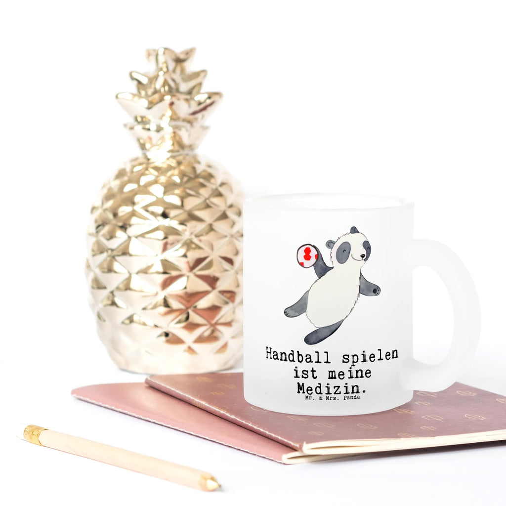 Teetasse Panda Handball spielen Teetasse, Teeglas, Teebecher, Tasse mit Henkel, Tasse, Glas Teetasse, Teetasse aus Glas, Geschenk, Sport, Sportart, Hobby, Schenken, Danke, Dankeschön, Auszeichnung, Gewinn, Sportler, Handball spielen, Handball Turnier, Handball Club, Handball Verein