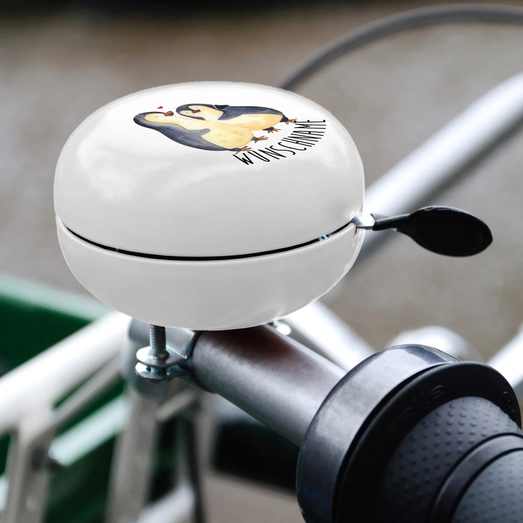 Personalisierte Fahrradklingel Pinguin umarmend Personalisierte Fahrradklingel, Personalisierte Fahrradglocke, Fahrradklingel mit Namen, Fahrradglocke mit Namen, Fahrradklingel selbst gestalten, Fahrradklingel Wunschname, Fahrradklingel Personalisiert, Fahrradklingel Individuell, Individuelle Fahrradklingel, Fahrradklingel Individuell Gestalten, Pinguin, Liebe, Liebespaar, Liebesbeweis, Liebesgeschenk, Verlobung, Jahrestag, Hochzeitstag, Hochzeit, Hochzeitsgeschenk