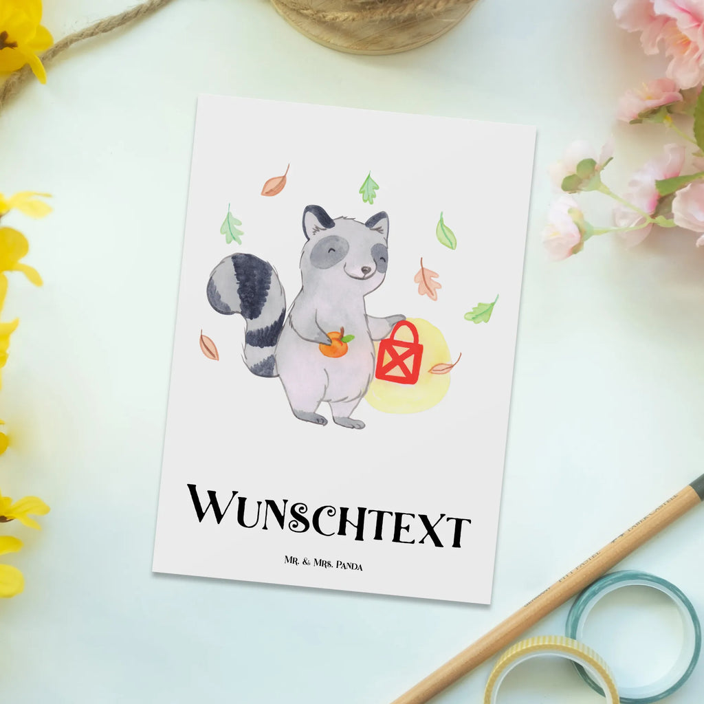 Personalisierte Postkarte Waschbär Laterne Postkarte mit Namen, Postkarte bedrucken, Postkarte mit Wunschtext, Postkarte personalisierbar, Geschenkkarte mit Namen, Grußkarte mit Namen, Karte mit Namen, Einladung mit Namen, Ansichtskarte mit Namen, Geschenkkarte mit Wunschtext, Grußkarte mit Wunschtext, Karte mit Wunschtext, Einladung mit Wunschtext, Ansichtskarte mit Wunschtext, Halloween, Deko, Martinssingen, Dekoration, Geschenke, Schenken, Halloween Deko, Trick or Treat, Süßes sonst gibt's saures, Waschbär, Laterne, Herbst