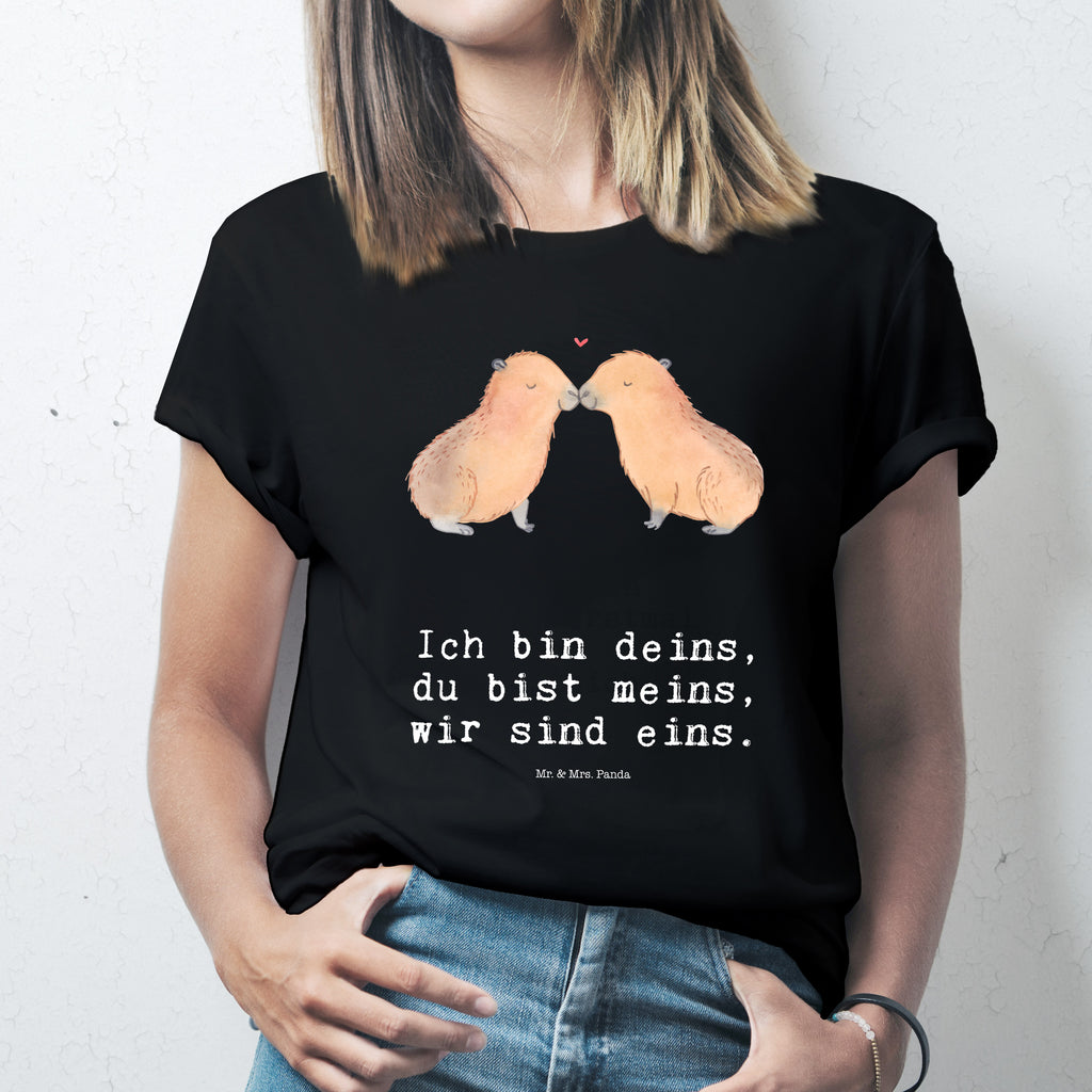 T-Shirt Standard Capybara Liebe T-Shirt, Shirt, Tshirt, Lustiges T-Shirt, T-Shirt mit Spruch, Party, Junggesellenabschied, Jubiläum, Geburstag, Herrn, Damen, Männer, Frauen, Schlafshirt, Nachthemd, Sprüche, Tiermotive, Gute Laune, lustige Sprüche, Tiere, Capybara, Liebe, verliebt, Paar, Jahrestag, Kuschel Capybaras, Tierliebe, Romantisches Geschenk, Handgezeichnet, Verschmolzen, Geschenkidee, Beziehung, Partnertiere, Ich bin deins, Du bist meins, Liebesspruch, Herzlich, Valentinstag, Ehejubiläum, Liebesbeweis