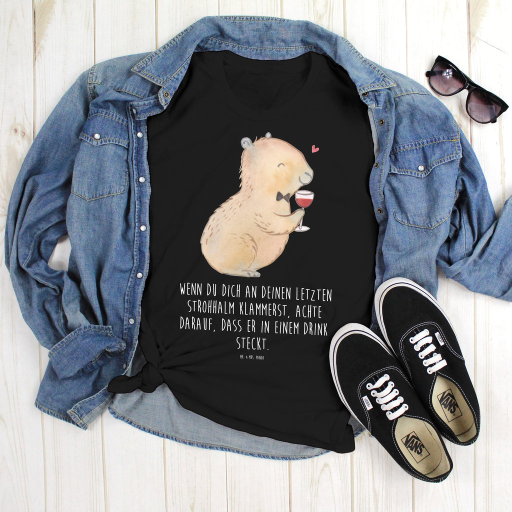 T-Shirt Standard Capybara Wein T-Shirt, Shirt, Tshirt, Lustiges T-Shirt, T-Shirt mit Spruch, Party, Junggesellenabschied, Jubiläum, Geburstag, Herrn, Damen, Männer, Frauen, Schlafshirt, Nachthemd, Sprüche, Tiermotive, Gute Laune, lustige Sprüche, Tiere, Capybara Weinflasche, Weinliebhaber Geschenk, Capybara Zeichnung, Adrette Tiere, Panda Handzeichnung, Weintrinkendes Nagetier, Capybara Kunstwerk, Geschenk für Weinkenner, Stilvolles Capybara, Heiterer Capybara, Liebe zum Wein Spruch, Wein Spaßbild, Handgezeichnetes Capybara