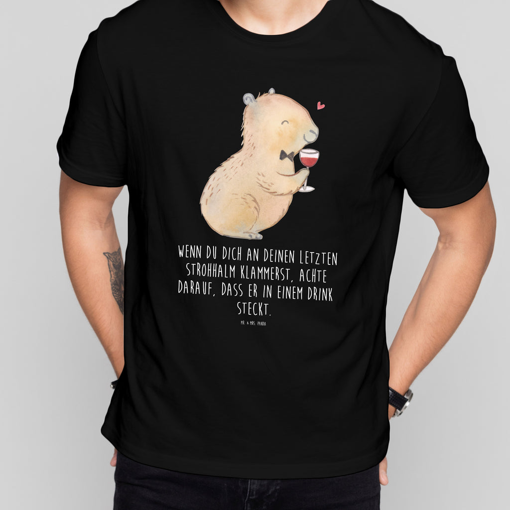 T-Shirt Standard Capybara Wein T-Shirt, Shirt, Tshirt, Lustiges T-Shirt, T-Shirt mit Spruch, Party, Junggesellenabschied, Jubiläum, Geburstag, Herrn, Damen, Männer, Frauen, Schlafshirt, Nachthemd, Sprüche, Tiermotive, Gute Laune, lustige Sprüche, Tiere, Capybara Weinflasche, Weinliebhaber Geschenk, Capybara Zeichnung, Adrette Tiere, Panda Handzeichnung, Weintrinkendes Nagetier, Capybara Kunstwerk, Geschenk für Weinkenner, Stilvolles Capybara, Heiterer Capybara, Liebe zum Wein Spruch, Wein Spaßbild, Handgezeichnetes Capybara