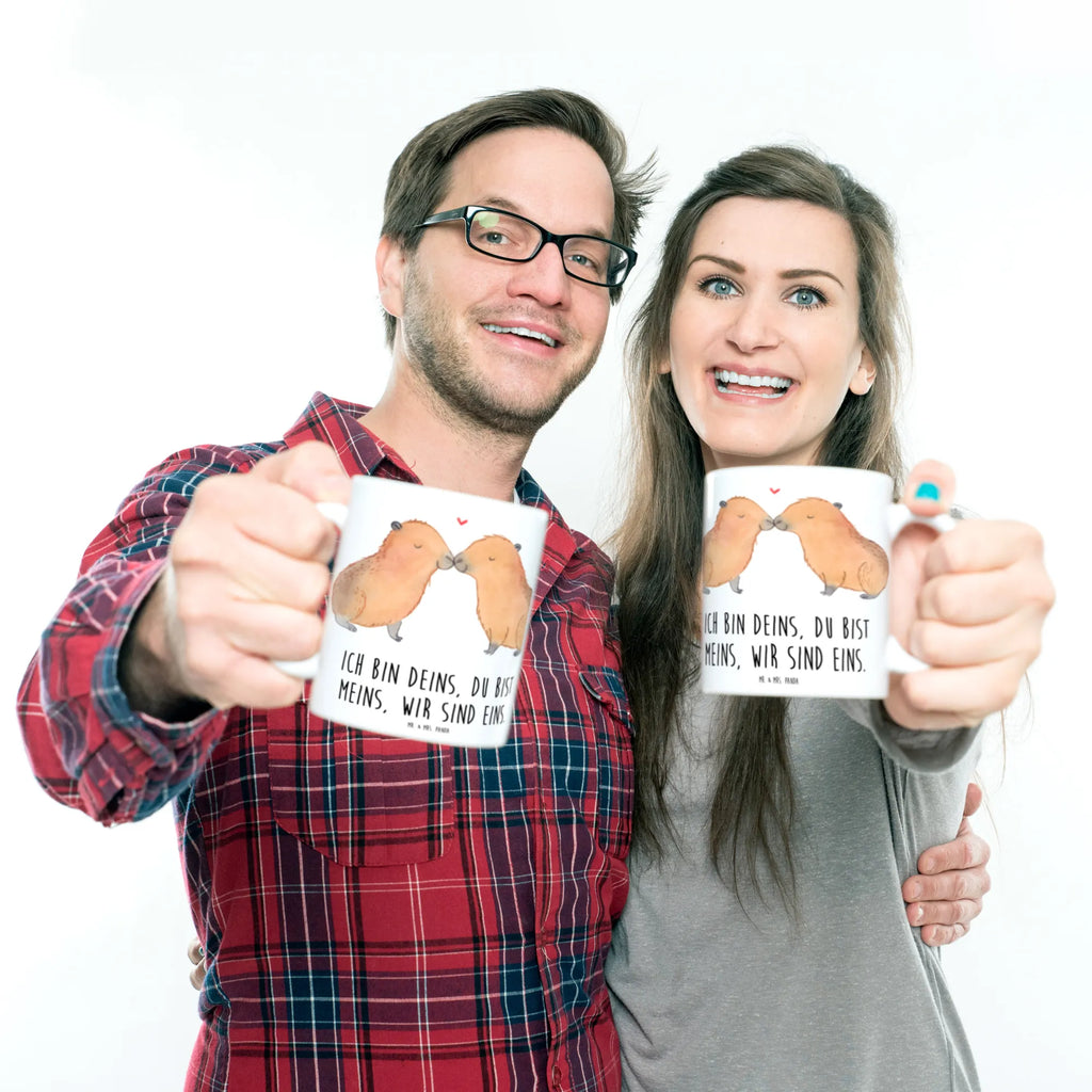 Tasse Capybara Liebe Tasse, Kaffeetasse, Teetasse, Becher, Kaffeebecher, Teebecher, Keramiktasse, Porzellantasse, Büro Tasse, Geschenk Tasse, Tasse Sprüche, Tasse Motive, Kaffeetassen, Tasse bedrucken, Designer Tasse, Cappuccino Tassen, Schöne Teetassen, Tiermotive, Gute Laune, lustige Sprüche, Tiere, Capybara, Liebe, verliebt, Paar, Jahrestag, Kuschel Capybaras, Tierliebe, Romantisches Geschenk, Handgezeichnet, Verschmolzen, Geschenkidee, Beziehung, Partnertiere, Ich bin deins, Du bist meins, Liebesspruch, Herzlich, Valentinstag, Ehejubiläum, Liebesbeweis