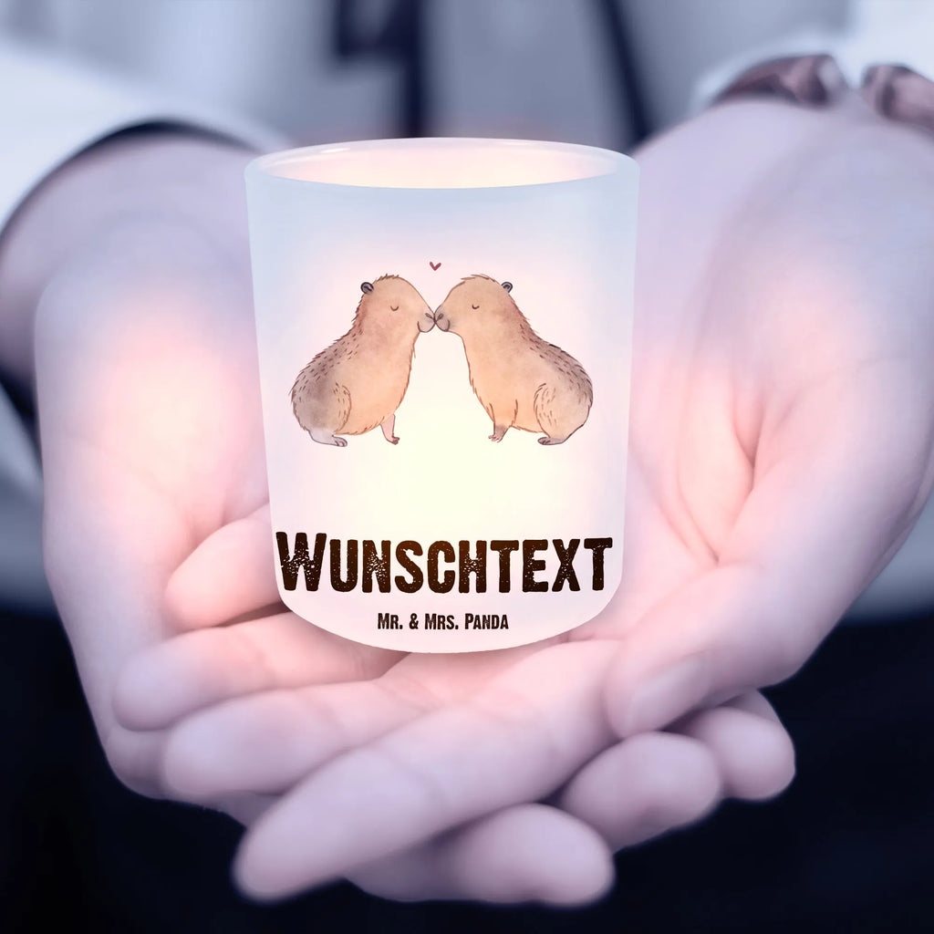 Personalisiertes Windlicht Capybara Liebe Personalisiertes Windlicht, Personalisiertes Windlicht Glas, Personalisiertes Teelichtglas, Personalisierter Teelichthalter, Personalisiertes Kerzenglas, Personalisierte Kerze, Personalisiertes Teelicht, Windlicht mit Namen, Windlicht Glas mit Namen, Teelichtglas mit Namen, Teelichthalter mit Namen, Teelichter mit Namen, Kerzenglas mit Namen, Kerze mit Namen, Teelicht mit Namen, Namenspersonalisierung, Name, selbst gestalten, Wunschtext, Bedrucken, Tiermotive, Gute Laune, lustige Sprüche, Tiere, Capybara, Liebe, verliebt, Paar, Jahrestag, Kuschel Capybaras, Tierliebe, Romantisches Geschenk, Handgezeichnet, Verschmolzen, Geschenkidee, Beziehung, Partnertiere, Ich bin deins, Du bist meins, Liebesspruch, Herzlich, Valentinstag, Ehejubiläum, Liebesbeweis