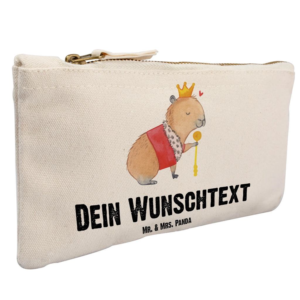 Personalisierte Schminktasche Capybara König Personalisierte Schminktasche, Personalisierte Kosmetiktasche, Personalisierter Kosmetikbeutel, Personalisiertes Stiftemäppchen, Personalisiertes Etui, Personalisierte Federmappe, Personalisierte Makeup Bag, Personalisiertes Schminketui, Personalisiertes Kosmetiketui, Personalisiertes Schlamperetui, Schminktasche mit Namen, Kosmetiktasche mit Namen, Kosmetikbeutel mit Namen, Stiftemäppchen mit Namen, Etui mit Namen, Federmappe mit Namen, Makeup Bg mit Namen, Schminketui mit Namen, Kosmetiketui mit Namen, Schlamperetui mit Namen, Schminktasche personalisieren, Schminktasche bedrucken, Schminktasche selbst gestalten, Tiermotive, Gute Laune, lustige Sprüche, Tiere, Capybara, König