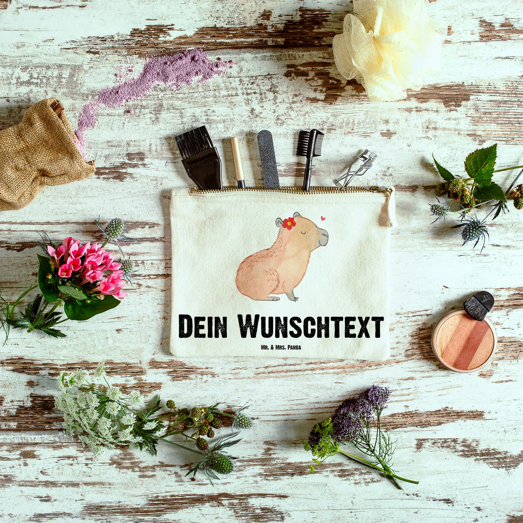 Personalisierte Schminktasche Capybara Blume Personalisierte Schminktasche, Personalisierte Kosmetiktasche, Personalisierter Kosmetikbeutel, Personalisiertes Stiftemäppchen, Personalisiertes Etui, Personalisierte Federmappe, Personalisierte Makeup Bag, Personalisiertes Schminketui, Personalisiertes Kosmetiketui, Personalisiertes Schlamperetui, Schminktasche mit Namen, Kosmetiktasche mit Namen, Kosmetikbeutel mit Namen, Stiftemäppchen mit Namen, Etui mit Namen, Federmappe mit Namen, Makeup Bg mit Namen, Schminketui mit Namen, Kosmetiketui mit Namen, Schlamperetui mit Namen, Schminktasche personalisieren, Schminktasche bedrucken, Schminktasche selbst gestalten, Tiermotive, Gute Laune, lustige Sprüche, Tiere, Capybara