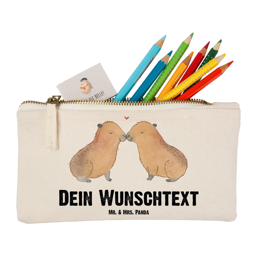 Personalisierte Schminktasche Capybara Liebe Personalisierte Schminktasche, Personalisierte Kosmetiktasche, Personalisierter Kosmetikbeutel, Personalisiertes Stiftemäppchen, Personalisiertes Etui, Personalisierte Federmappe, Personalisierte Makeup Bag, Personalisiertes Schminketui, Personalisiertes Kosmetiketui, Personalisiertes Schlamperetui, Schminktasche mit Namen, Kosmetiktasche mit Namen, Kosmetikbeutel mit Namen, Stiftemäppchen mit Namen, Etui mit Namen, Federmappe mit Namen, Makeup Bg mit Namen, Schminketui mit Namen, Kosmetiketui mit Namen, Schlamperetui mit Namen, Schminktasche personalisieren, Schminktasche bedrucken, Schminktasche selbst gestalten, Tiermotive, Gute Laune, lustige Sprüche, Tiere, Capybara, Liebe, verliebt, Paar, Jahrestag, Kuschel Capybaras, Tierliebe, Romantisches Geschenk, Handgezeichnet, Verschmolzen, Geschenkidee, Beziehung, Partnertiere, Ich bin deins, Du bist meins, Liebesspruch, Herzlich, Valentinstag, Ehejubiläum, Liebesbeweis