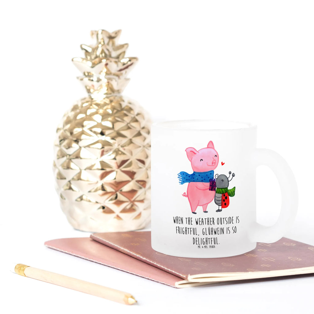 Teetasse Glühschwein Smörle Teetasse, Teeglas, Teebecher, Tasse mit Henkel, Tasse, Glas Teetasse, Teetasse aus Glas, Winter, Weihnachten, Weihnachtsdeko, Nikolaus, Advent, Heiligabend, Wintermotiv, Handgezeichnetes Glühschwein, Kreatives Glühschwein Design, Winterlicher Glühwein Spruch, Glühwein Liebhaber Geschenk, Herzliches Marienkäfer Motiv, Marienkäfer in Winterkleidung, Glühwein ist köstlich Spruch, Smörle der stolze Marienkäfer, Süßer Marienkäfer gibt Geschenk, Romantische Geschenkidee Glühwein