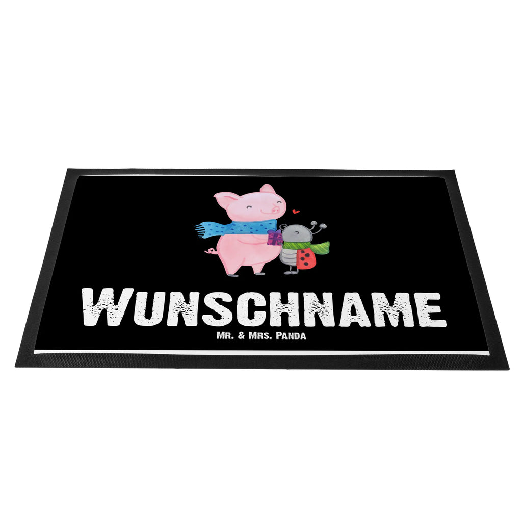 Personalisierte Fußmatte Glühschwein Smörle Personalisierte Fußmatte, Fußmatte mit Namen, Personalisieruung, Personalisiert, Fußmatte bedrucken, Türvorleger mit Namen, Haustürmatte personalisiert, Namensfussmatte, Wunschnamen, Bedrucken, Türvorleger personalisiert, Winter, Weihnachten, Weihnachtsdeko, Nikolaus, Advent, Heiligabend, Wintermotiv, Handgezeichnetes Glühschwein, Kreatives Glühschwein Design, Winterlicher Glühwein Spruch, Glühwein Liebhaber Geschenk, Herzliches Marienkäfer Motiv, Marienkäfer in Winterkleidung, Glühwein ist köstlich Spruch, Smörle der stolze Marienkäfer, Süßer Marienkäfer gibt Geschenk, Romantische Geschenkidee Glühwein