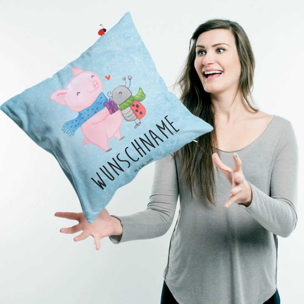 Personalisiertes Kissen Glühschwein Smörle Kissen, personalisiert, Name, Wunschname, bedrucken, Kopfkissen, Winter, Weihnachten, Weihnachtsdeko, Nikolaus, Advent, Heiligabend, Wintermotiv, Handgezeichnetes Glühschwein, Kreatives Glühschwein Design, Winterlicher Glühwein Spruch, Glühwein Liebhaber Geschenk, Herzliches Marienkäfer Motiv, Marienkäfer in Winterkleidung, Glühwein ist köstlich Spruch, Smörle der stolze Marienkäfer, Süßer Marienkäfer gibt Geschenk, Romantische Geschenkidee Glühwein