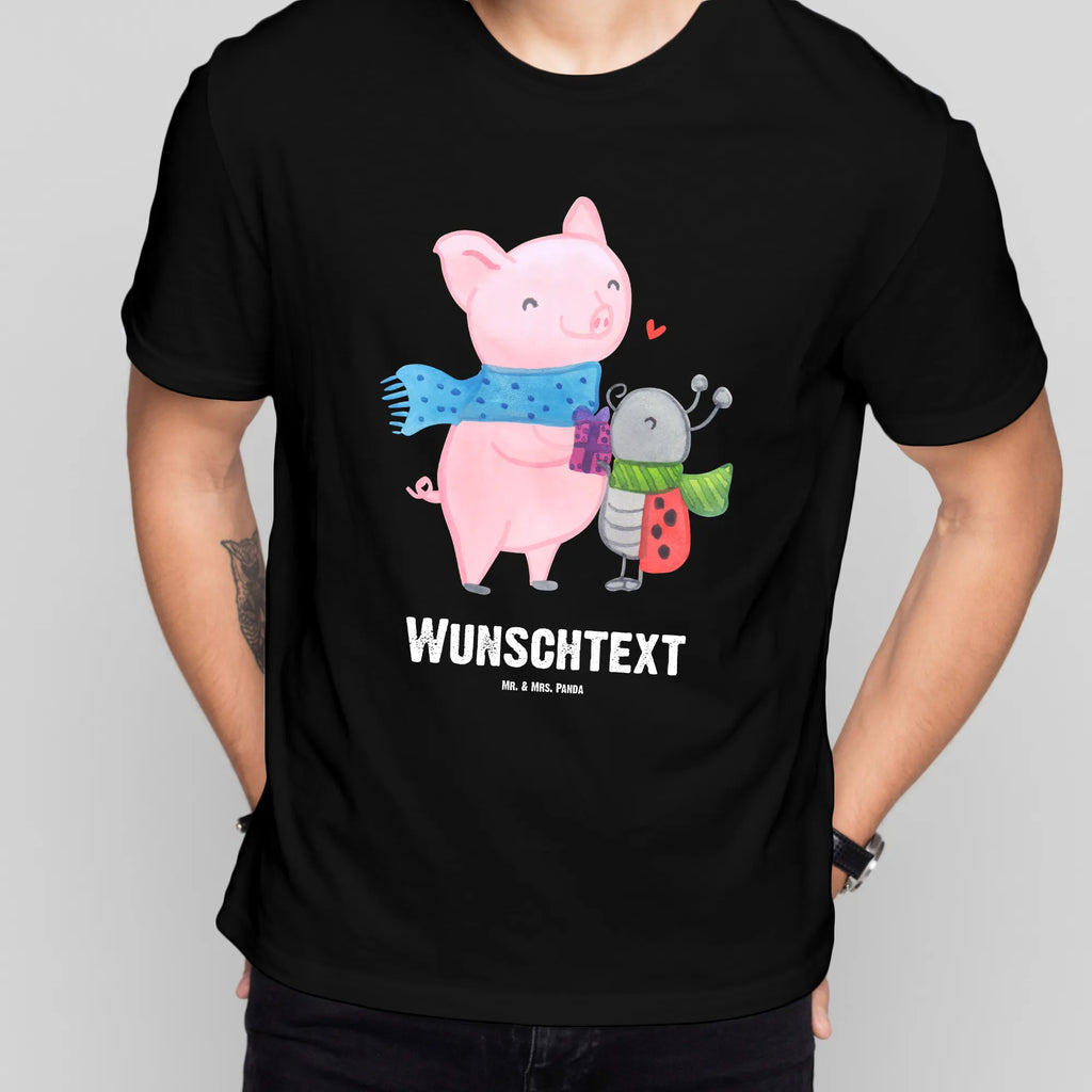 Personalisiertes T-Shirt Glühschwein Smörle T-Shirt Personalisiert, T-Shirt mit Namen, T-Shirt mit Aufruck, Männer, Frauen, Winter, Weihnachten, Weihnachtsdeko, Nikolaus, Advent, Heiligabend, Wintermotiv, Handgezeichnetes Glühschwein, Kreatives Glühschwein Design, Winterlicher Glühwein Spruch, Glühwein Liebhaber Geschenk, Herzliches Marienkäfer Motiv, Marienkäfer in Winterkleidung, Glühwein ist köstlich Spruch, Smörle der stolze Marienkäfer, Süßer Marienkäfer gibt Geschenk, Romantische Geschenkidee Glühwein