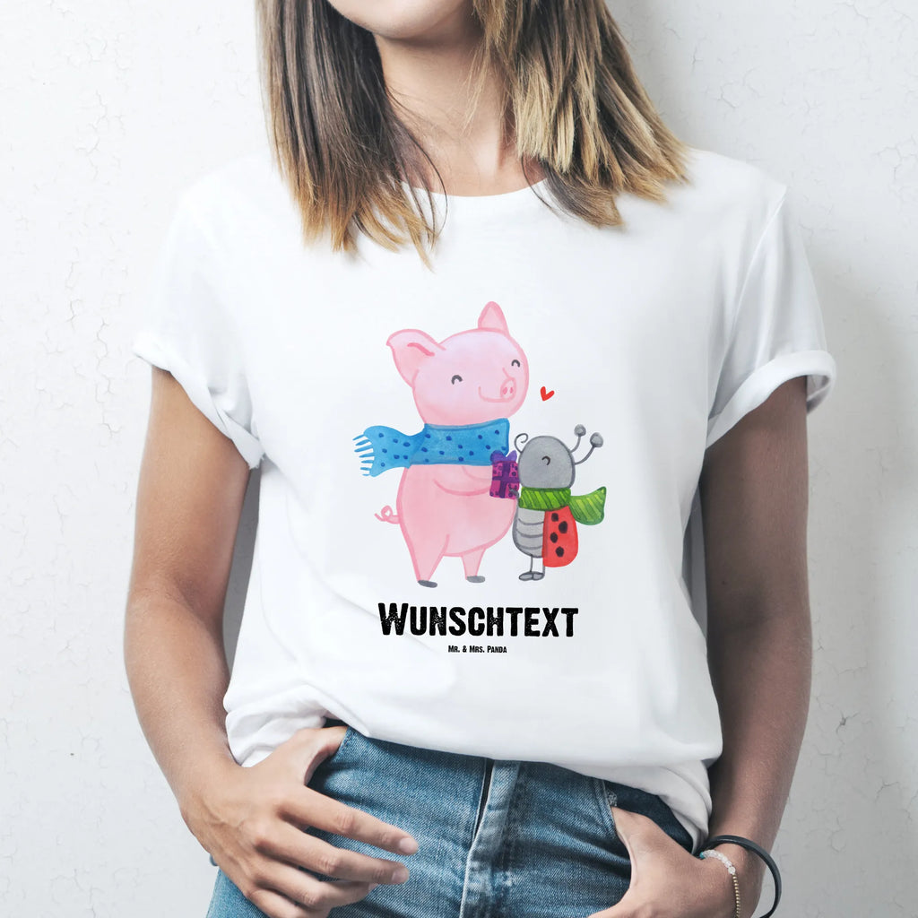 Personalisiertes T-Shirt Glühschwein Smörle T-Shirt Personalisiert, T-Shirt mit Namen, T-Shirt mit Aufruck, Männer, Frauen, Winter, Weihnachten, Weihnachtsdeko, Nikolaus, Advent, Heiligabend, Wintermotiv, Handgezeichnetes Glühschwein, Kreatives Glühschwein Design, Winterlicher Glühwein Spruch, Glühwein Liebhaber Geschenk, Herzliches Marienkäfer Motiv, Marienkäfer in Winterkleidung, Glühwein ist köstlich Spruch, Smörle der stolze Marienkäfer, Süßer Marienkäfer gibt Geschenk, Romantische Geschenkidee Glühwein