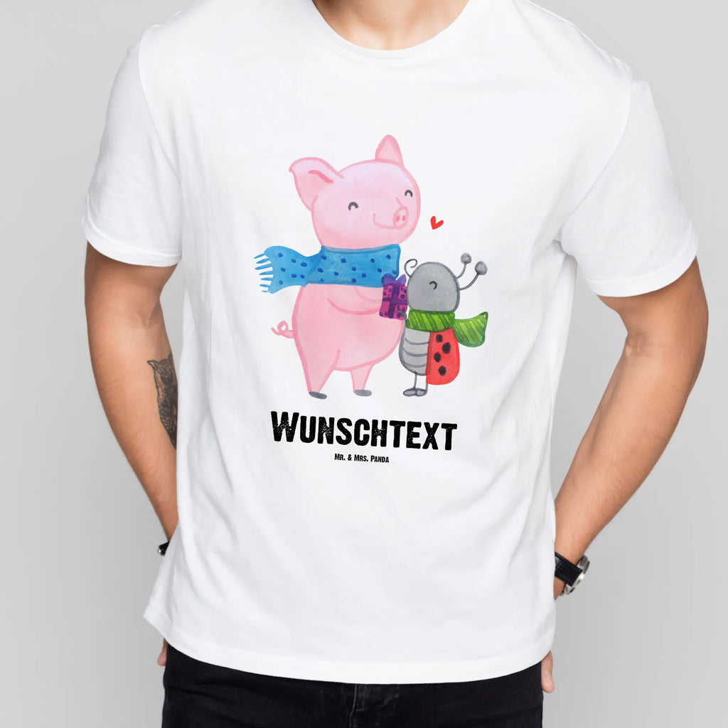 Personalisiertes T-Shirt Glühschwein Smörle T-Shirt Personalisiert, T-Shirt mit Namen, T-Shirt mit Aufruck, Männer, Frauen, Winter, Weihnachten, Weihnachtsdeko, Nikolaus, Advent, Heiligabend, Wintermotiv, Handgezeichnetes Glühschwein, Kreatives Glühschwein Design, Winterlicher Glühwein Spruch, Glühwein Liebhaber Geschenk, Herzliches Marienkäfer Motiv, Marienkäfer in Winterkleidung, Glühwein ist köstlich Spruch, Smörle der stolze Marienkäfer, Süßer Marienkäfer gibt Geschenk, Romantische Geschenkidee Glühwein