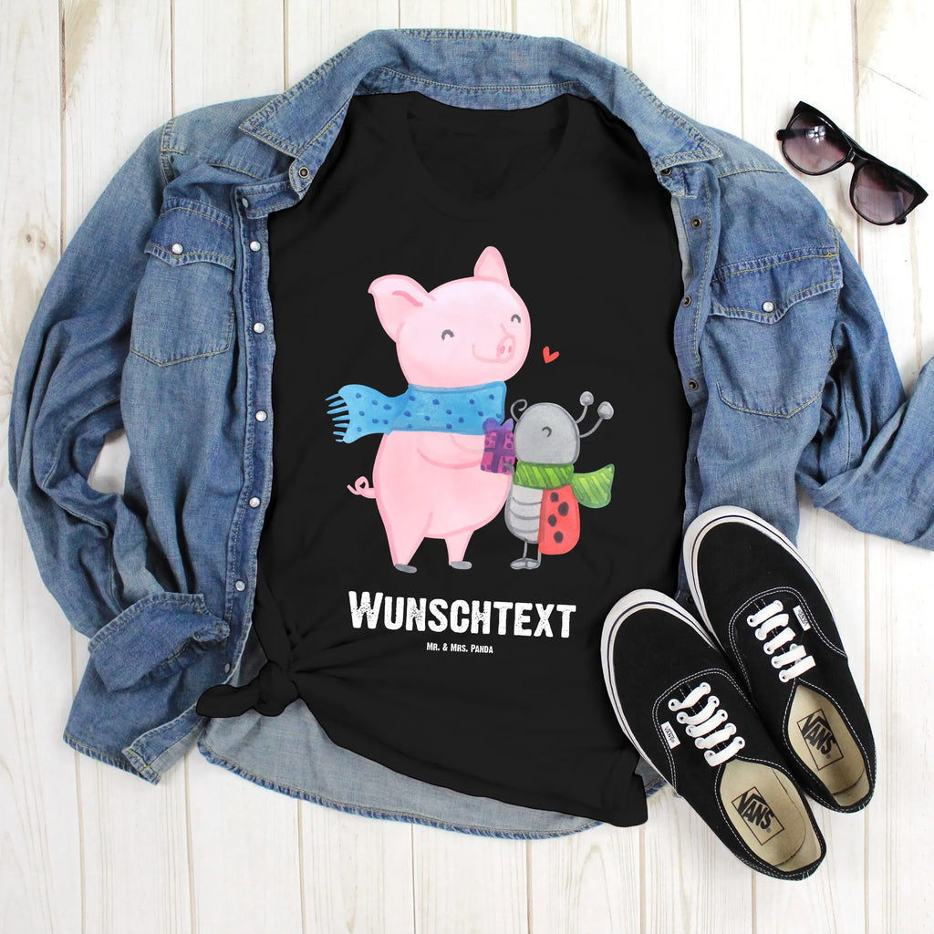 Personalisiertes T-Shirt Glühschwein Smörle T-Shirt Personalisiert, T-Shirt mit Namen, T-Shirt mit Aufruck, Männer, Frauen, Winter, Weihnachten, Weihnachtsdeko, Nikolaus, Advent, Heiligabend, Wintermotiv, Handgezeichnetes Glühschwein, Kreatives Glühschwein Design, Winterlicher Glühwein Spruch, Glühwein Liebhaber Geschenk, Herzliches Marienkäfer Motiv, Marienkäfer in Winterkleidung, Glühwein ist köstlich Spruch, Smörle der stolze Marienkäfer, Süßer Marienkäfer gibt Geschenk, Romantische Geschenkidee Glühwein