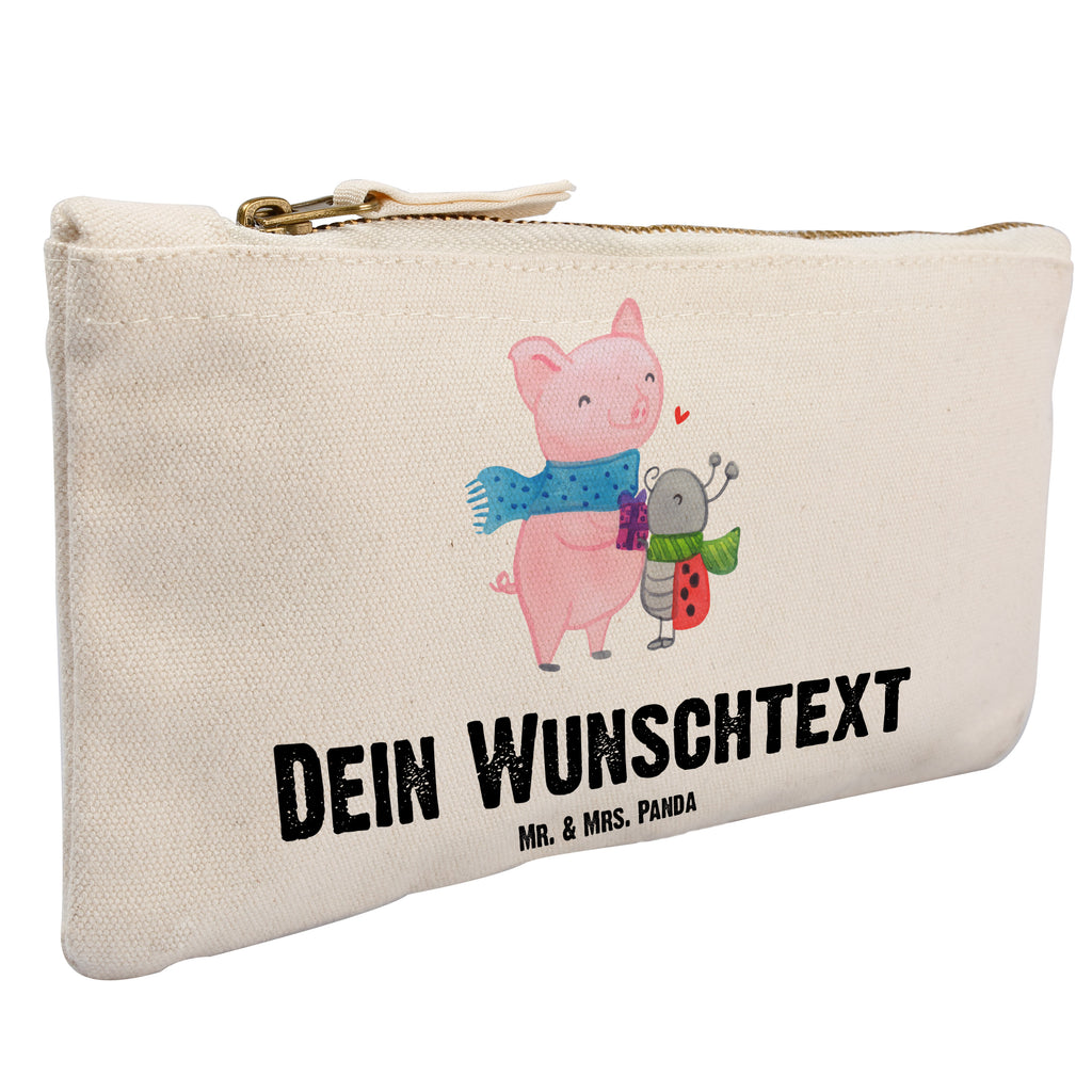 Personalisierte Schminktasche Glühschwein Smörle Personalisierte Schminktasche, Personalisierte Kosmetiktasche, Personalisierter Kosmetikbeutel, Personalisiertes Stiftemäppchen, Personalisiertes Etui, Personalisierte Federmappe, Personalisierte Makeup Bag, Personalisiertes Schminketui, Personalisiertes Kosmetiketui, Personalisiertes Schlamperetui, Schminktasche mit Namen, Kosmetiktasche mit Namen, Kosmetikbeutel mit Namen, Stiftemäppchen mit Namen, Etui mit Namen, Federmappe mit Namen, Makeup Bg mit Namen, Schminketui mit Namen, Kosmetiketui mit Namen, Schlamperetui mit Namen, Schminktasche personalisieren, Schminktasche bedrucken, Schminktasche selbst gestalten, Winter, Weihnachten, Weihnachtsdeko, Nikolaus, Advent, Heiligabend, Wintermotiv, Handgezeichnetes Glühschwein, Kreatives Glühschwein Design, Winterlicher Glühwein Spruch, Glühwein Liebhaber Geschenk, Herzliches Marienkäfer Motiv, Marienkäfer in Winterkleidung, Glühwein ist köstlich Spruch, Smörle der stolze Marienkäfer, Süßer Marienkäfer gibt Geschenk, Romantische Geschenkidee Glühwein