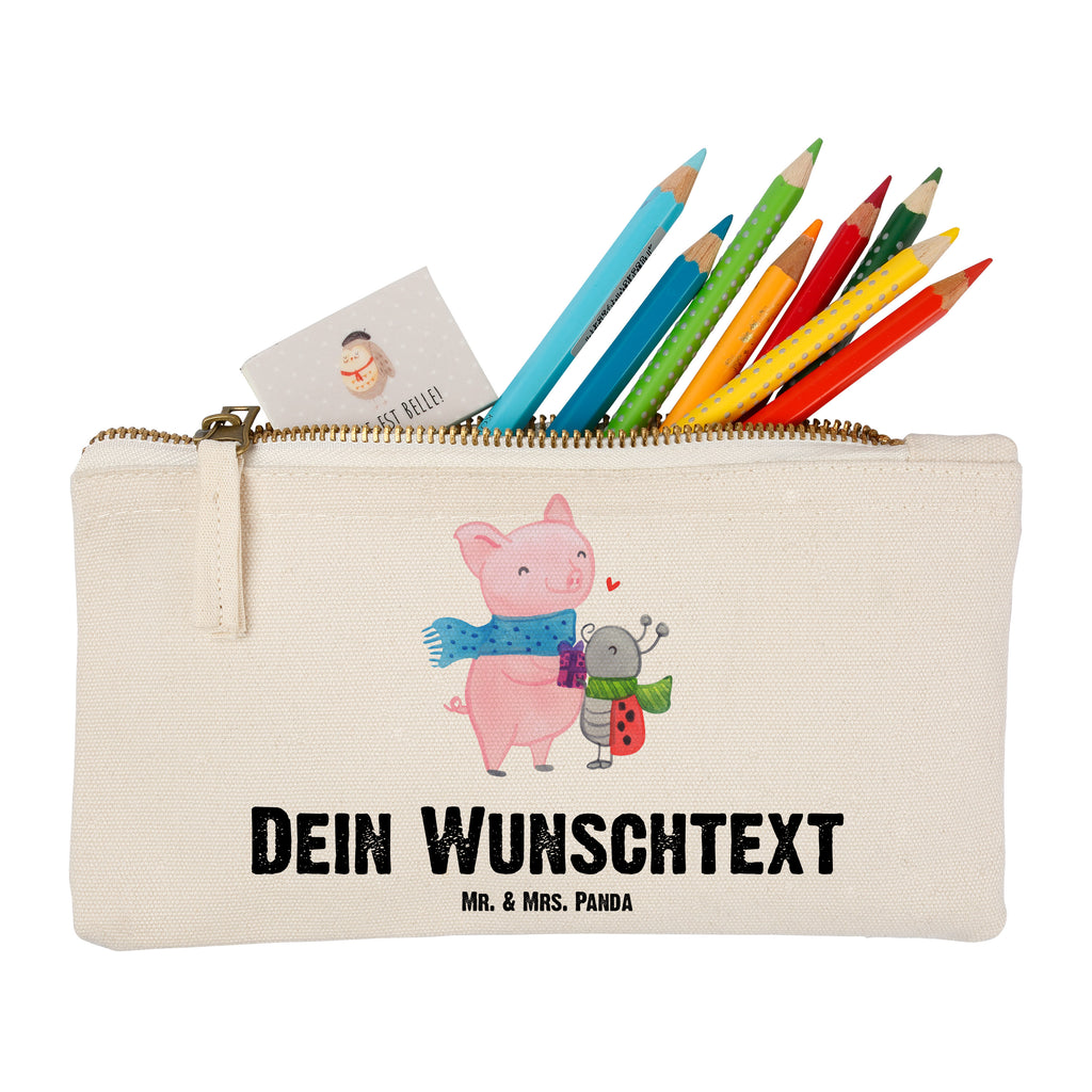 Personalisierte Schminktasche Glühschwein Smörle Personalisierte Schminktasche, Personalisierte Kosmetiktasche, Personalisierter Kosmetikbeutel, Personalisiertes Stiftemäppchen, Personalisiertes Etui, Personalisierte Federmappe, Personalisierte Makeup Bag, Personalisiertes Schminketui, Personalisiertes Kosmetiketui, Personalisiertes Schlamperetui, Schminktasche mit Namen, Kosmetiktasche mit Namen, Kosmetikbeutel mit Namen, Stiftemäppchen mit Namen, Etui mit Namen, Federmappe mit Namen, Makeup Bg mit Namen, Schminketui mit Namen, Kosmetiketui mit Namen, Schlamperetui mit Namen, Schminktasche personalisieren, Schminktasche bedrucken, Schminktasche selbst gestalten, Winter, Weihnachten, Weihnachtsdeko, Nikolaus, Advent, Heiligabend, Wintermotiv, Handgezeichnetes Glühschwein, Kreatives Glühschwein Design, Winterlicher Glühwein Spruch, Glühwein Liebhaber Geschenk, Herzliches Marienkäfer Motiv, Marienkäfer in Winterkleidung, Glühwein ist köstlich Spruch, Smörle der stolze Marienkäfer, Süßer Marienkäfer gibt Geschenk, Romantische Geschenkidee Glühwein