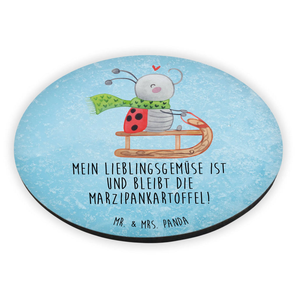 Rund Magnet Smörle Rodeln Kühlschrankmagnet, Pinnwandmagnet, Souvenir Magnet, Motivmagnete, Dekomagnet, Whiteboard Magnet, Notiz Magnet, Kühlschrank Dekoration, Winter, Weihnachten, Weihnachtsdeko, Nikolaus, Advent, Heiligabend, Wintermotiv, Schlittenfahren, Smörle, Marzipan