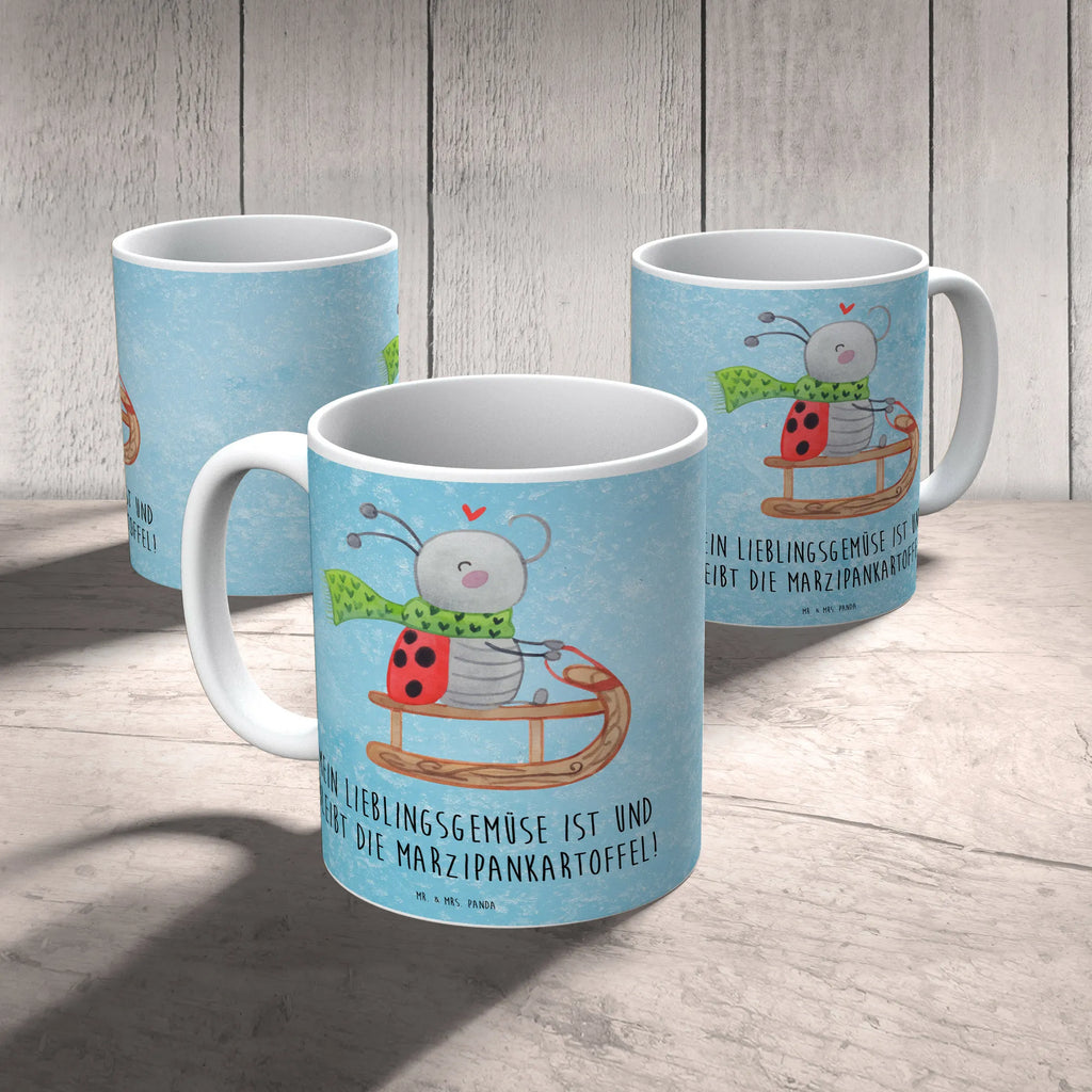 Tasse Smörle Rodeln Tasse, Kaffeetasse, Teetasse, Becher, Kaffeebecher, Teebecher, Keramiktasse, Porzellantasse, Büro Tasse, Geschenk Tasse, Tasse Sprüche, Tasse Motive, Kaffeetassen, Tasse bedrucken, Designer Tasse, Cappuccino Tassen, Schöne Teetassen, Winter, Weihnachten, Weihnachtsdeko, Nikolaus, Advent, Heiligabend, Wintermotiv, Schlittenfahren, Smörle, Marzipan