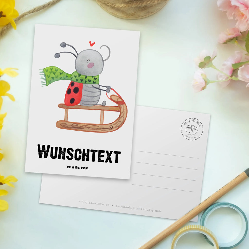 Personalisierte Postkarte Smörle Rodeln Postkarte mit Namen, Postkarte bedrucken, Postkarte mit Wunschtext, Postkarte personalisierbar, Geschenkkarte mit Namen, Grußkarte mit Namen, Karte mit Namen, Einladung mit Namen, Ansichtskarte mit Namen, Geschenkkarte mit Wunschtext, Grußkarte mit Wunschtext, Karte mit Wunschtext, Einladung mit Wunschtext, Ansichtskarte mit Wunschtext, Winter, Weihnachten, Weihnachtsdeko, Nikolaus, Advent, Heiligabend, Wintermotiv, Schlittenfahren, Smörle, Marzipan