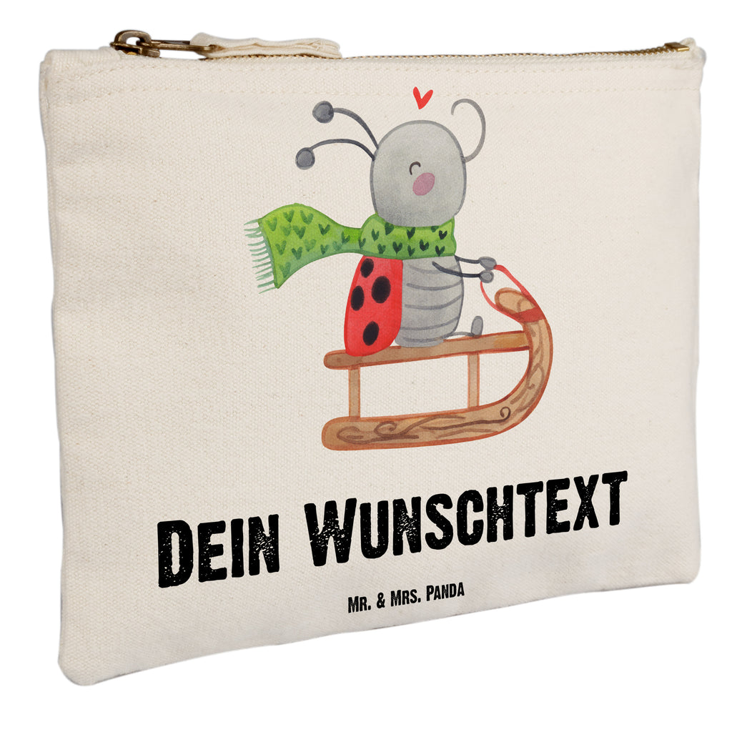 Personalisierte Schminktasche Smörle Rodeln Personalisierte Schminktasche, Personalisierte Kosmetiktasche, Personalisierter Kosmetikbeutel, Personalisiertes Stiftemäppchen, Personalisiertes Etui, Personalisierte Federmappe, Personalisierte Makeup Bag, Personalisiertes Schminketui, Personalisiertes Kosmetiketui, Personalisiertes Schlamperetui, Schminktasche mit Namen, Kosmetiktasche mit Namen, Kosmetikbeutel mit Namen, Stiftemäppchen mit Namen, Etui mit Namen, Federmappe mit Namen, Makeup Bg mit Namen, Schminketui mit Namen, Kosmetiketui mit Namen, Schlamperetui mit Namen, Schminktasche personalisieren, Schminktasche bedrucken, Schminktasche selbst gestalten, Winter, Weihnachten, Weihnachtsdeko, Nikolaus, Advent, Heiligabend, Wintermotiv, Schlittenfahren, Smörle, Marzipan