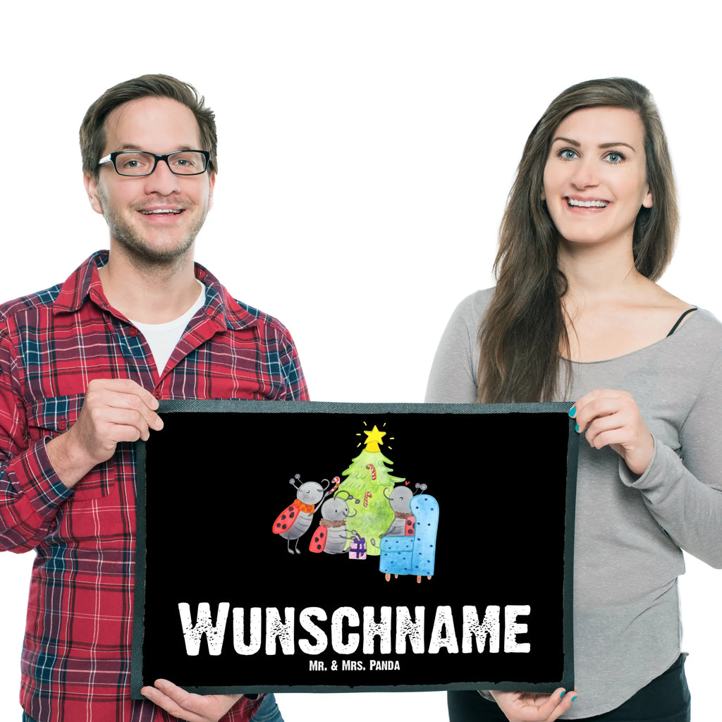 Personalisierte Fußmatte Weihnachten Smörle Personalisierte Fußmatte, Fußmatte mit Namen, Personalisieruung, Personalisiert, Fußmatte bedrucken, Türvorleger mit Namen, Haustürmatte personalisiert, Namensfussmatte, Wunschnamen, Bedrucken, Türvorleger personalisiert, Winter, Weihnachten, Weihnachtsdeko, Nikolaus, Advent, Heiligabend, Wintermotiv, Weihnachtsbaum, Geschenk, Pfefferminzstange, Tannennadeln