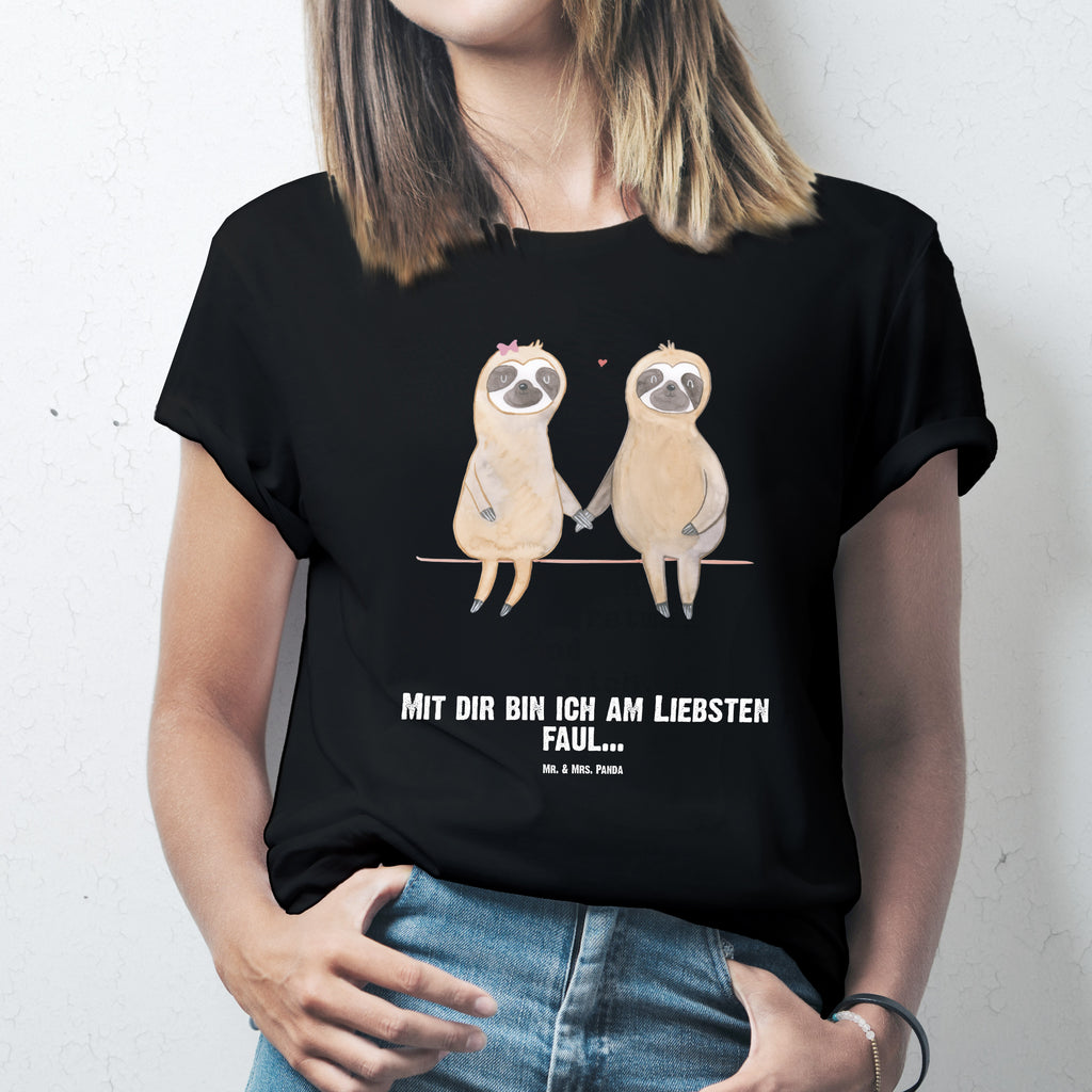 Personalisiertes T-Shirt Faultier Pärchen T-Shirt Personalisiert, T-Shirt mit Namen, T-Shirt mit Aufruck, Männer, Frauen, Wunschtext, Bedrucken, Faultier, Faultier Geschenk, Faultier Deko, Faultiere, faul, Lieblingstier, Liebe, Liebespaar, Faultierliebe, Faultierpärchen, verliebt, verlobt, gemeinsam, relaxen, Pärchen, Beziehung, Langsamkeit