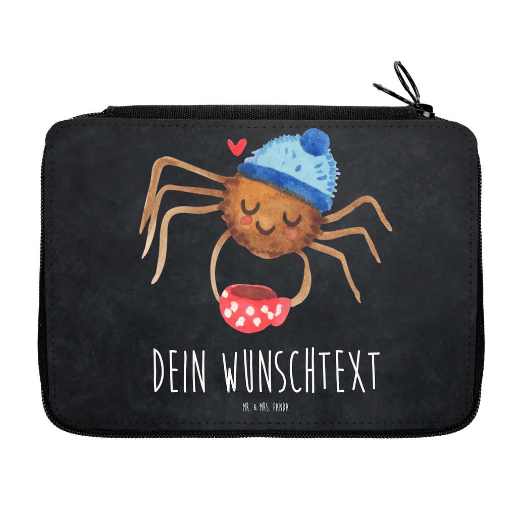 Personalisierte Federmappe Spinne Agathe Kaffee Personalisierte Federmappe, Personalisierte Stiftetasche, PersonalisierteS Stifte Etui, Schule, Einschulung, Geschenk, Kind, Schüler, Schülerin, Personalisierte Stifterolle, PersonalisierteS Federmäppchen, Motiv, Grundschule, Federmäppchen bedruckt, Büro Stifte Etui, Bestückte Federmappe, Kinder Federmappe, Federmappe Einschulung, Federmappe mit Namen, Stiftemappe mit Namen, Stifterolle mit Namen, Federmäppchen mit Namen, Spinne Agathe, Spinne, Agathe, Videos, Merchandise, Kaffee, Morgen, Morgenmuffel, Lebensweisheiten, Weiser Spruch