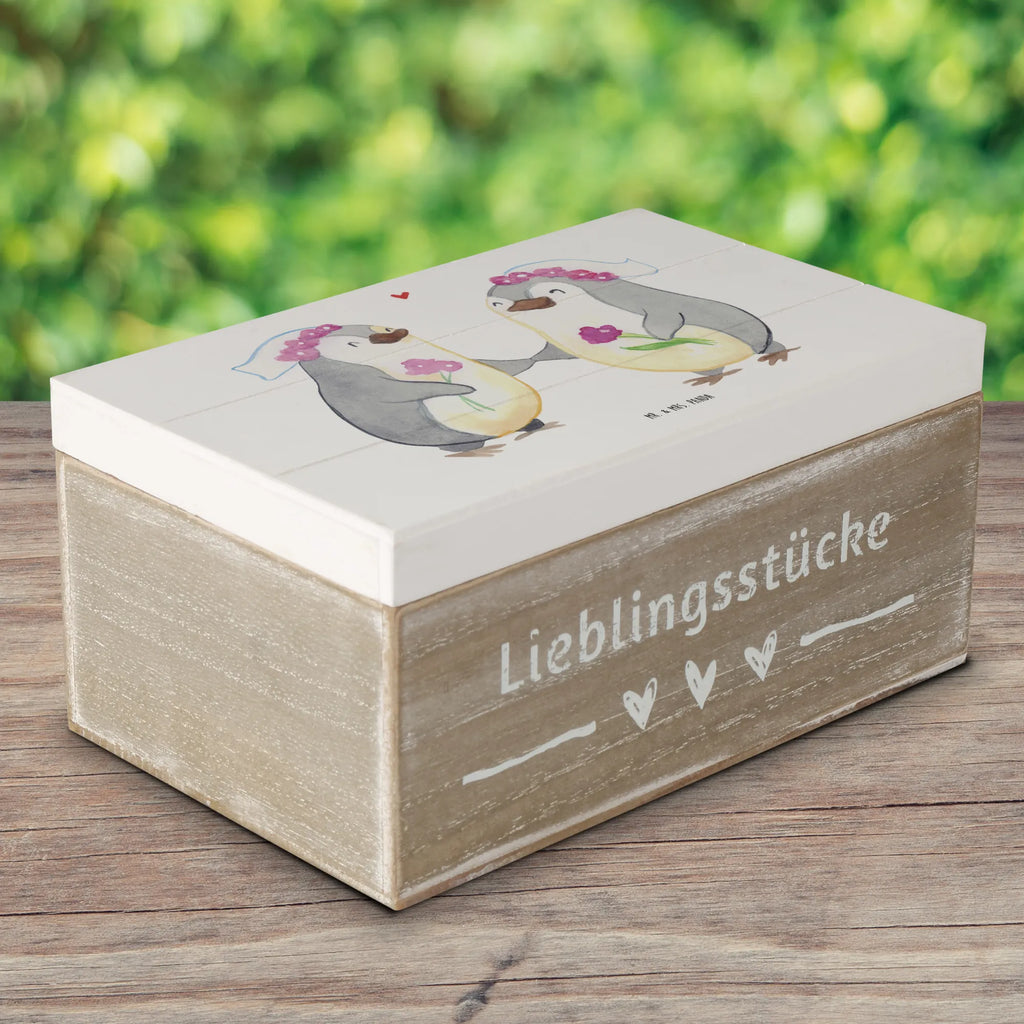 Holzkiste Pinguin Pärchen Lesbian Pride Holzkiste, Kiste, Schatzkiste, Truhe, Schatulle, XXL, Erinnerungsbox, Erinnerungskiste, Dekokiste, Aufbewahrungsbox, Geschenkbox, Geschenkdose, Hochzeit, Hochzeitsgeschenk, Ehe, Hochzeitsfeier, Trauung, Trauungsgeschenk, Hochzeitskarte, Verlobungsfeier, Verlobungsgeschenk, Hochzeitsgeschenkideen, Hochzeitsgeschenke für Brautpaar