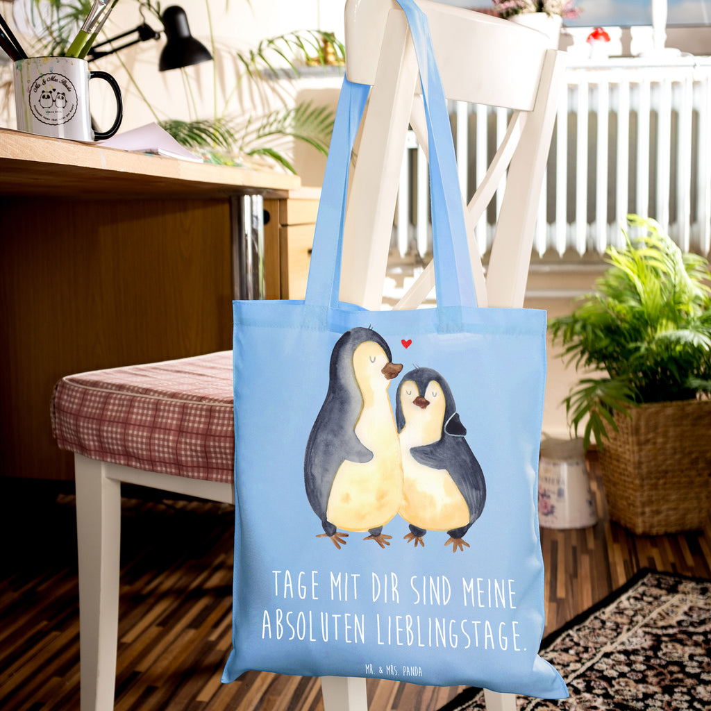 Tragetasche Pinguin umarmend Beuteltasche, Beutel, Einkaufstasche, Jutebeutel, Stoffbeutel, Tasche, Shopper, Umhängetasche, Strandtasche, Schultertasche, Stofftasche, Tragetasche, Badetasche, Jutetasche, Einkaufstüte, Laptoptasche, Pinguin, Liebe, Liebespaar, Liebesbeweis, Liebesgeschenk, Verlobung, Jahrestag, Hochzeitstag, Hochzeit, Hochzeitsgeschenk