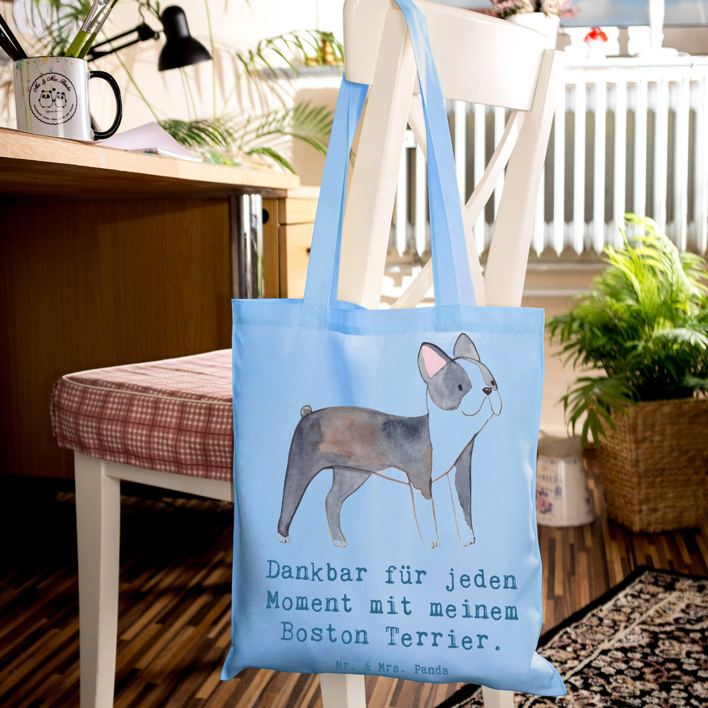 Tragetasche Boston Terrier Moment Beuteltasche, Beutel, Einkaufstasche, Jutebeutel, Stoffbeutel, Tasche, Shopper, Umhängetasche, Strandtasche, Schultertasche, Stofftasche, Tragetasche, Badetasche, Jutetasche, Einkaufstüte, Laptoptasche, Hund, Hunderasse, Rassehund, Hundebesitzer, Geschenk, Tierfreund, Schenken, Welpe, Boston Terrier