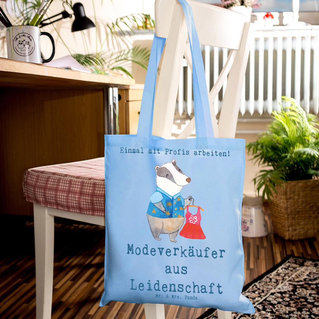 Tragetasche Modeverkäufer aus Leidenschaft Beuteltasche, Beutel, Einkaufstasche, Jutebeutel, Stoffbeutel, Tasche, Shopper, Umhängetasche, Strandtasche, Schultertasche, Stofftasche, Tragetasche, Badetasche, Jutetasche, Einkaufstüte, Laptoptasche, Beruf, Ausbildung, Jubiläum, Abschied, Rente, Kollege, Kollegin, Geschenk, Schenken, Arbeitskollege, Mitarbeiter, Firma, Danke, Dankeschön, Modeverkäufer, Verkäufer, Fashion Store