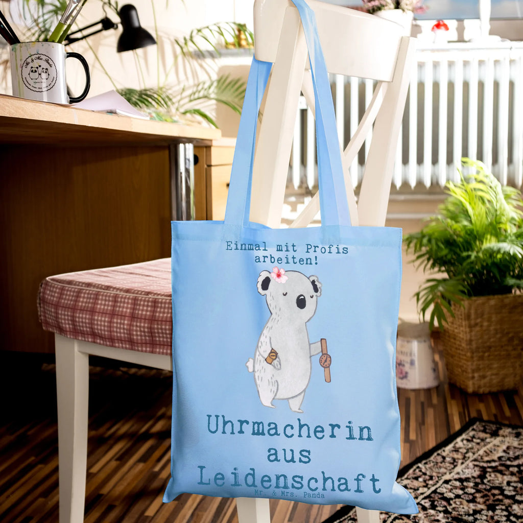 Tragetasche Uhrmacherin aus Leidenschaft Beuteltasche, Beutel, Einkaufstasche, Jutebeutel, Stoffbeutel, Tasche, Shopper, Umhängetasche, Strandtasche, Schultertasche, Stofftasche, Tragetasche, Badetasche, Jutetasche, Einkaufstüte, Laptoptasche, Beruf, Ausbildung, Jubiläum, Abschied, Rente, Kollege, Kollegin, Geschenk, Schenken, Arbeitskollege, Mitarbeiter, Firma, Danke, Dankeschön