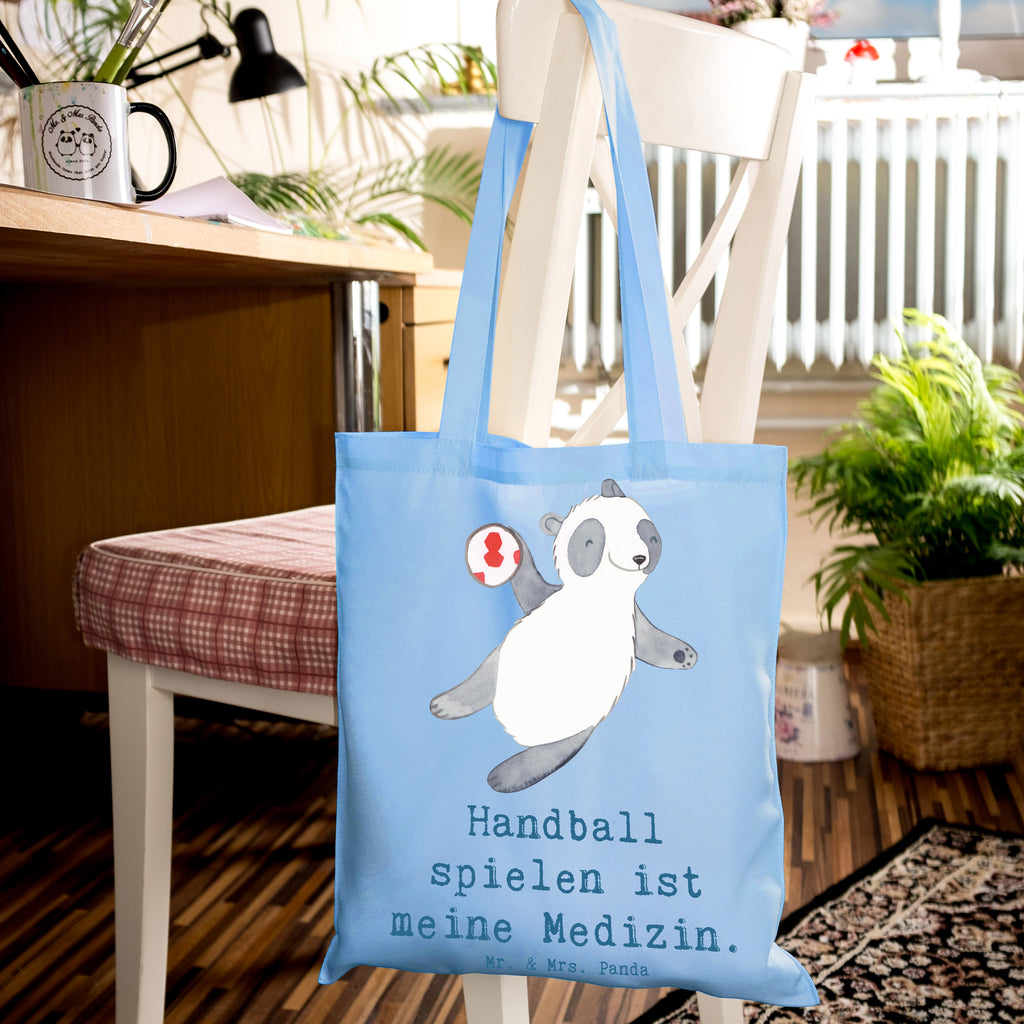 Tragetasche Panda Handball spielen Beuteltasche, Beutel, Einkaufstasche, Jutebeutel, Stoffbeutel, Tasche, Shopper, Umhängetasche, Strandtasche, Schultertasche, Stofftasche, Tragetasche, Badetasche, Jutetasche, Einkaufstüte, Laptoptasche, Geschenk, Sport, Sportart, Hobby, Schenken, Danke, Dankeschön, Auszeichnung, Gewinn, Sportler, Handball spielen, Handball Turnier, Handball Club, Handball Verein