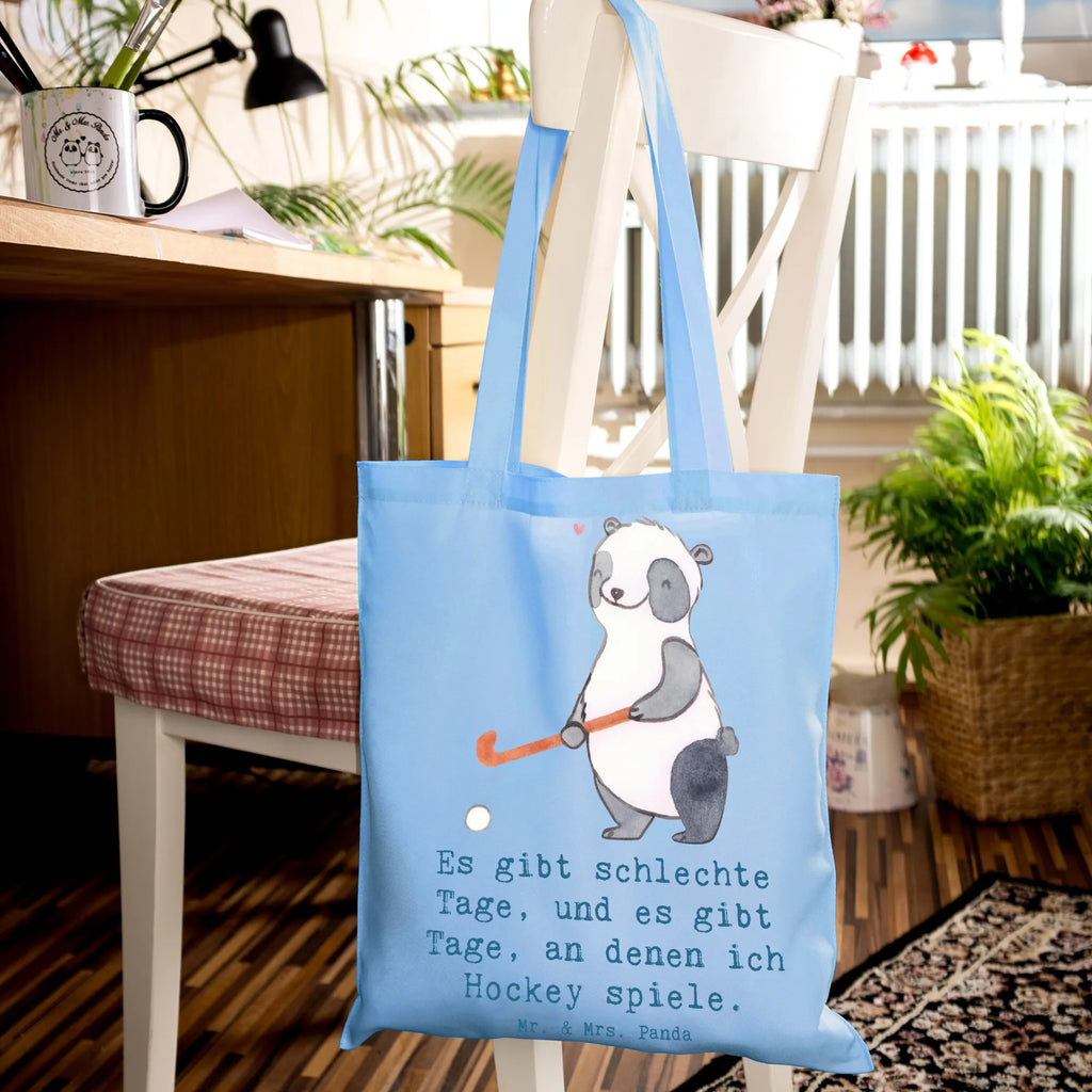 Tragetasche Panda Hockey spielen Beuteltasche, Beutel, Einkaufstasche, Jutebeutel, Stoffbeutel, Tasche, Shopper, Umhängetasche, Strandtasche, Schultertasche, Stofftasche, Tragetasche, Badetasche, Jutetasche, Einkaufstüte, Laptoptasche, Geschenk, Sport, Sportart, Hobby, Schenken, Danke, Dankeschön, Auszeichnung, Gewinn, Sportler, Hockey spielen, Feldhockey, Hockeyschläger, Hockey Verein