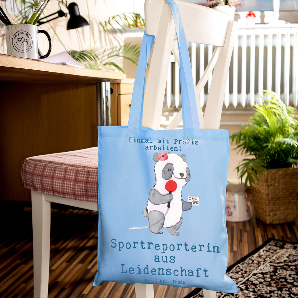 Tragetasche Sportreporterin aus Leidenschaft Beuteltasche, Beutel, Einkaufstasche, Jutebeutel, Stoffbeutel, Tasche, Shopper, Umhängetasche, Strandtasche, Schultertasche, Stofftasche, Tragetasche, Badetasche, Jutetasche, Einkaufstüte, Laptoptasche, Beruf, Ausbildung, Jubiläum, Abschied, Rente, Kollege, Kollegin, Geschenk, Schenken, Arbeitskollege, Mitarbeiter, Firma, Danke, Dankeschön